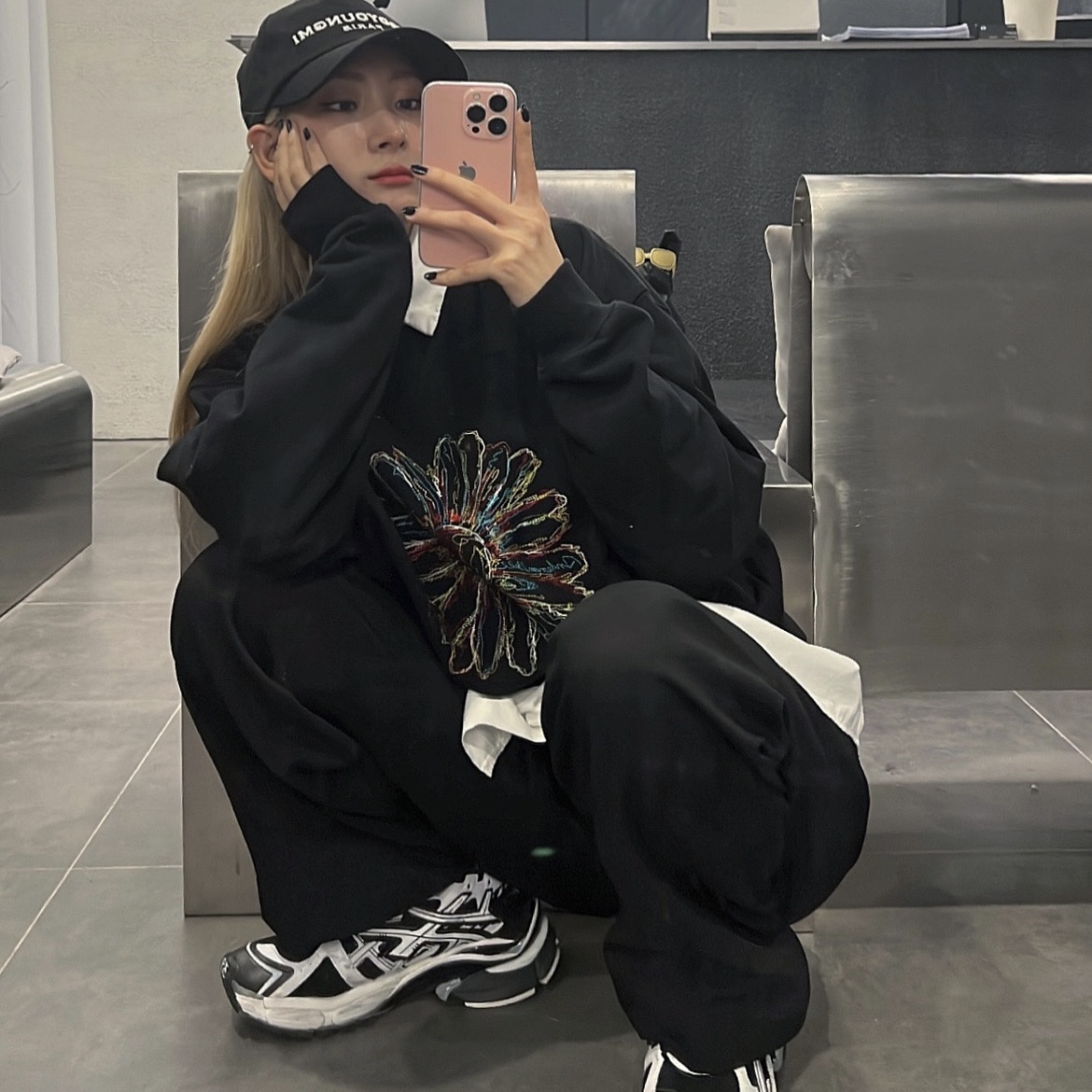 Balenciaga Runner Sneakers Black White, Wooyoungmi White Embroidered Logo Ball Cap Black 착용 스타일