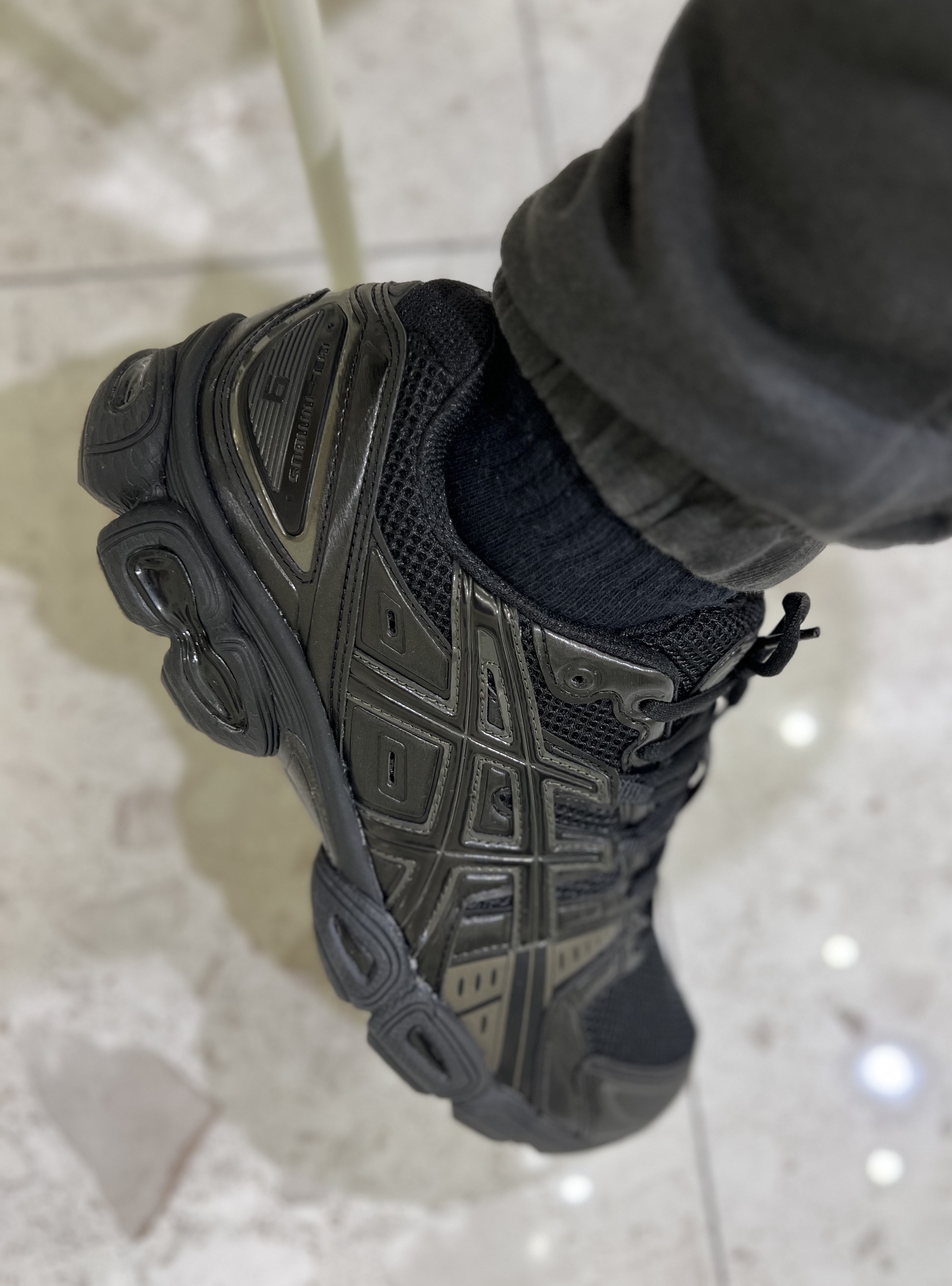 Asics Gel-Nimbus 9 Black Gunmetal 착용 스타일 - 3