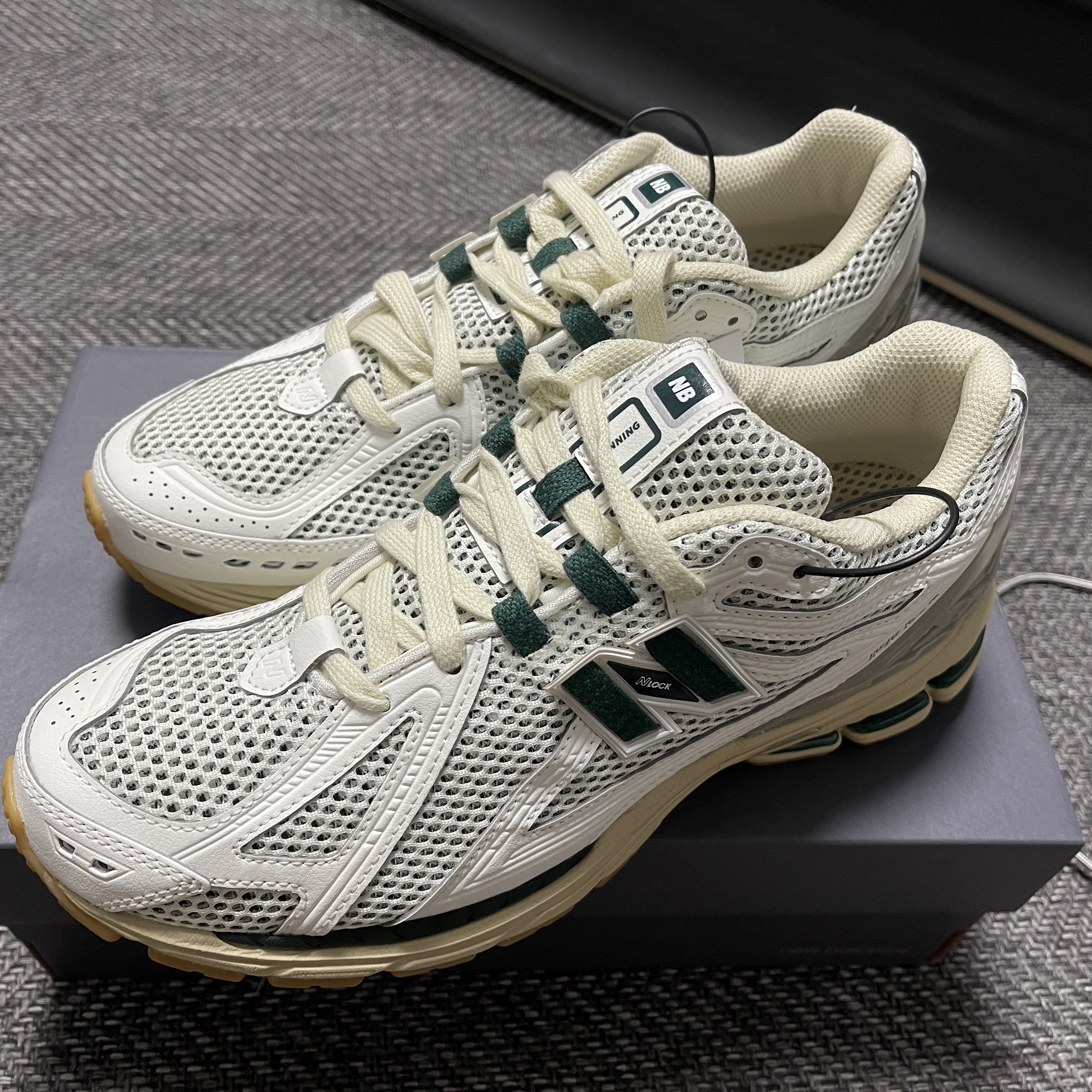 New Balance 1906R Silver Green 착용 스타일 - 1