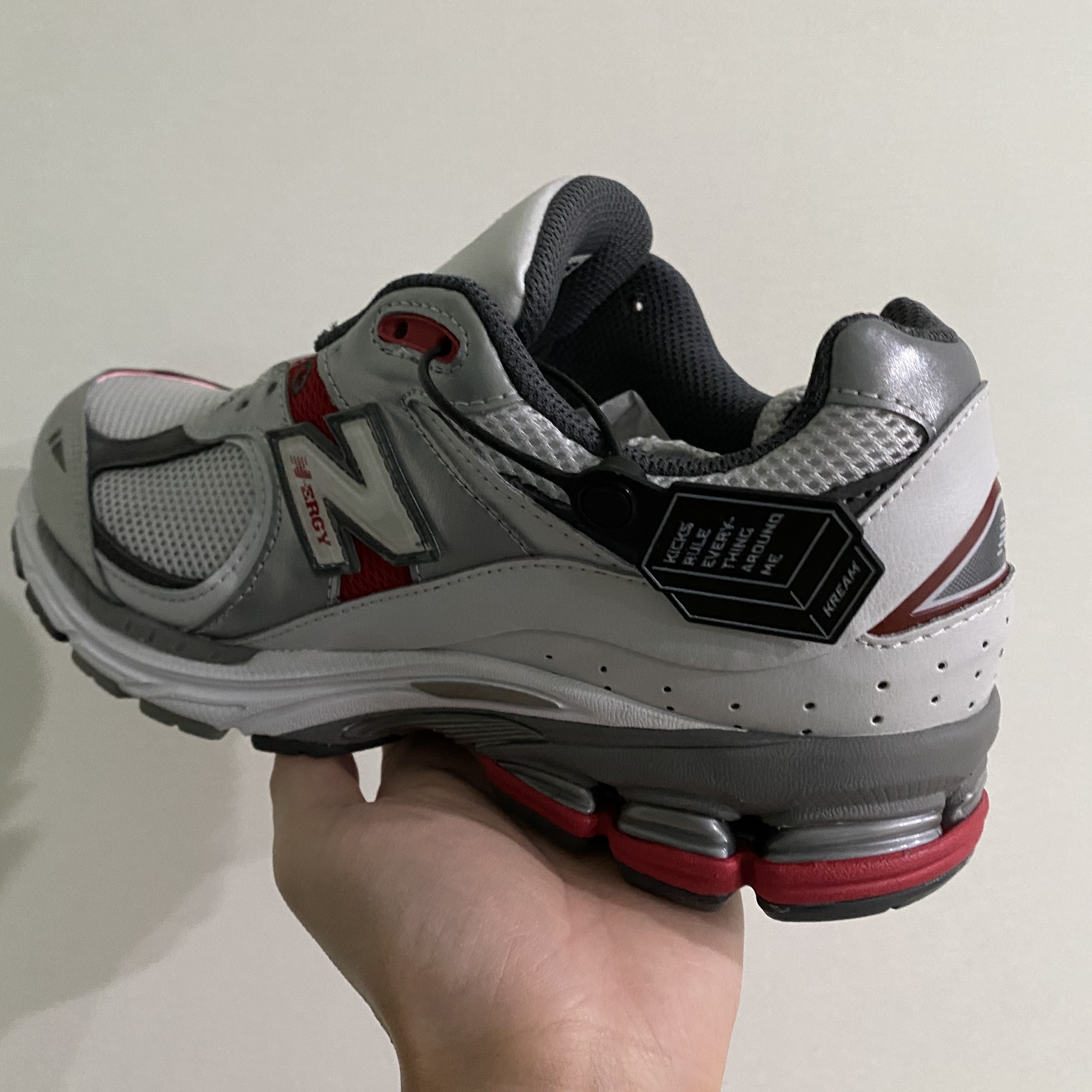 New Balance 2002R Silver Metallic 착용 스타일 - 2