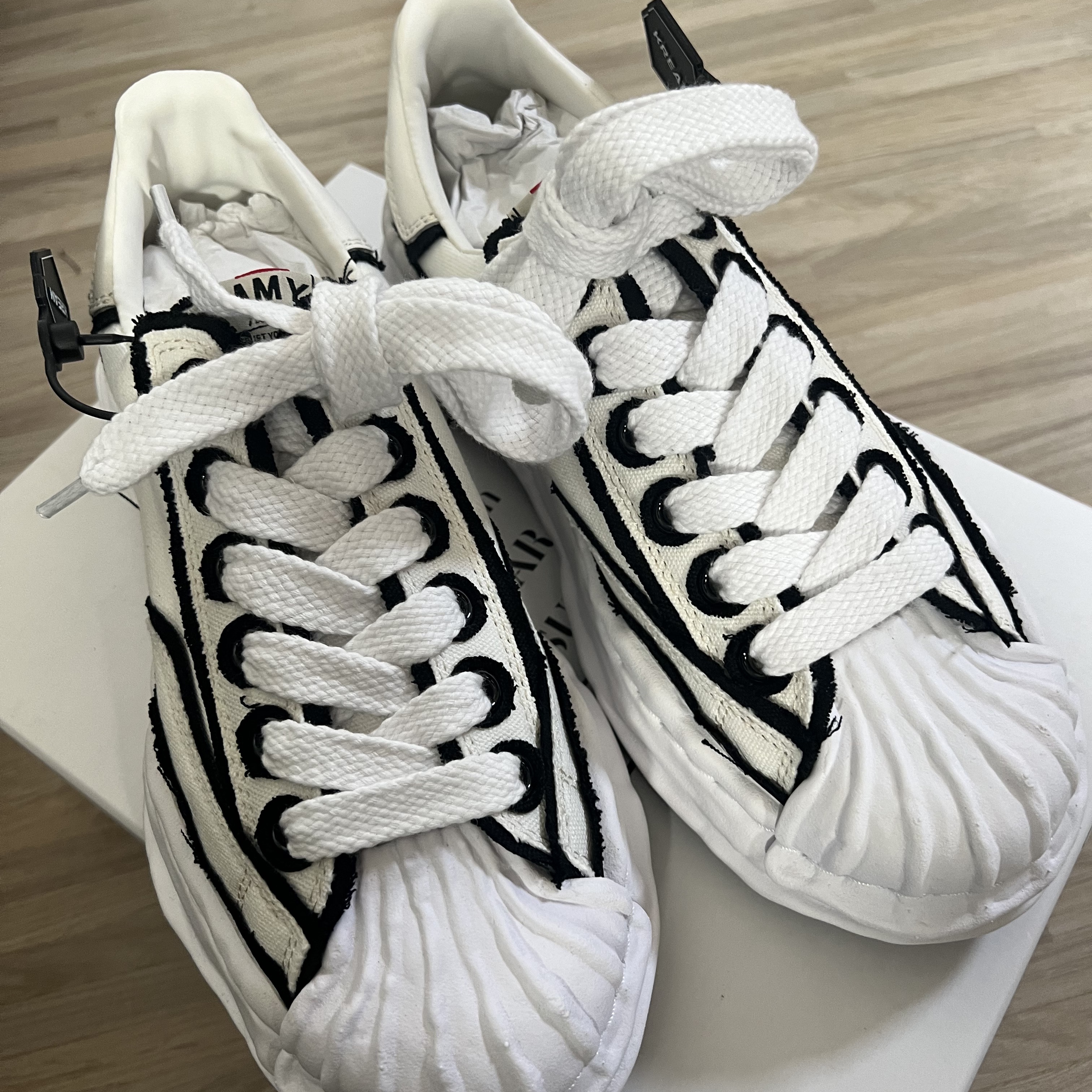 Maison Mihara Yasuhiro Blakey OG Sole OH Canvas Low-top Sneakers White 착용 스타일