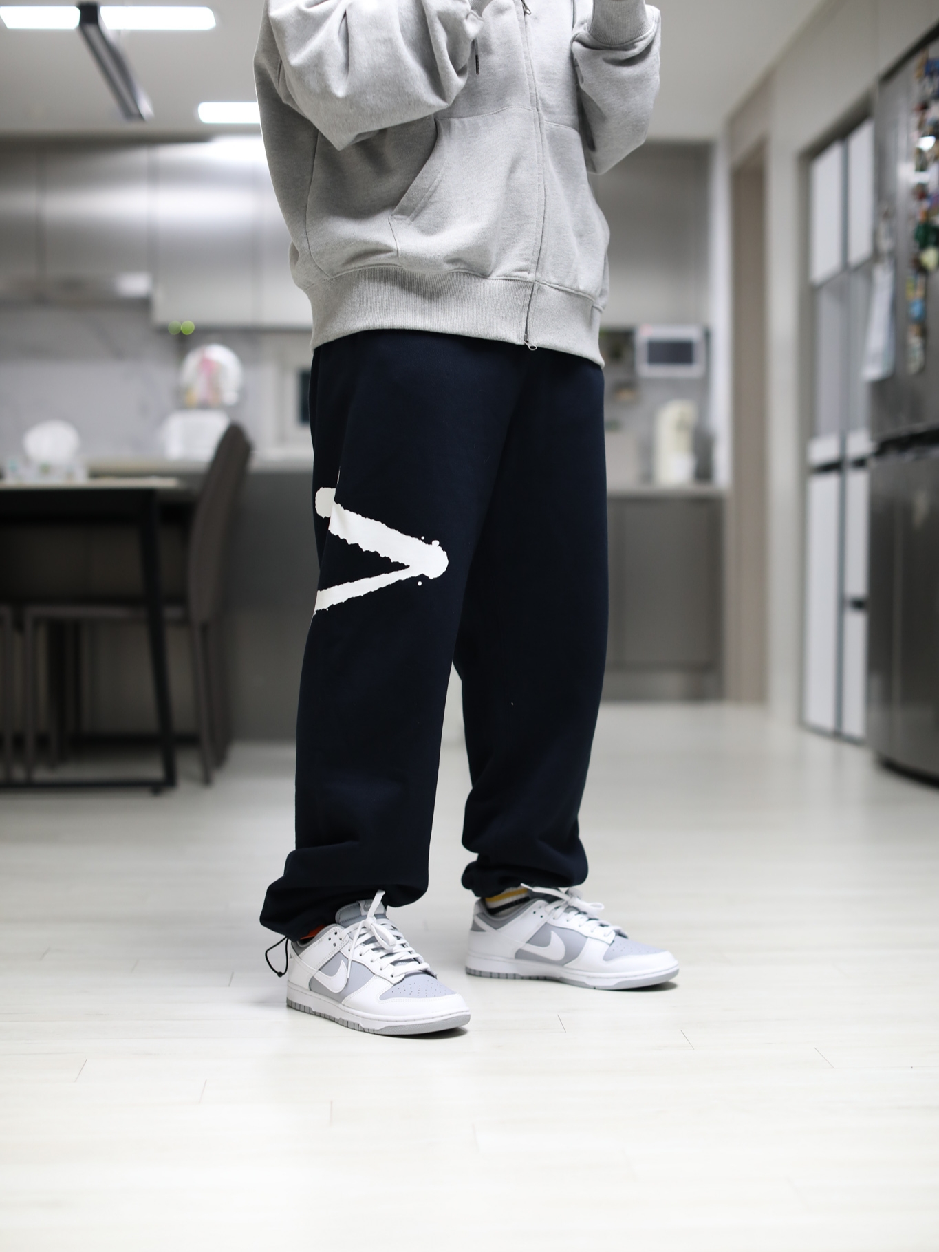 Nike Dunk Low Retro White Neutral Grey 착용 스타일 - 2