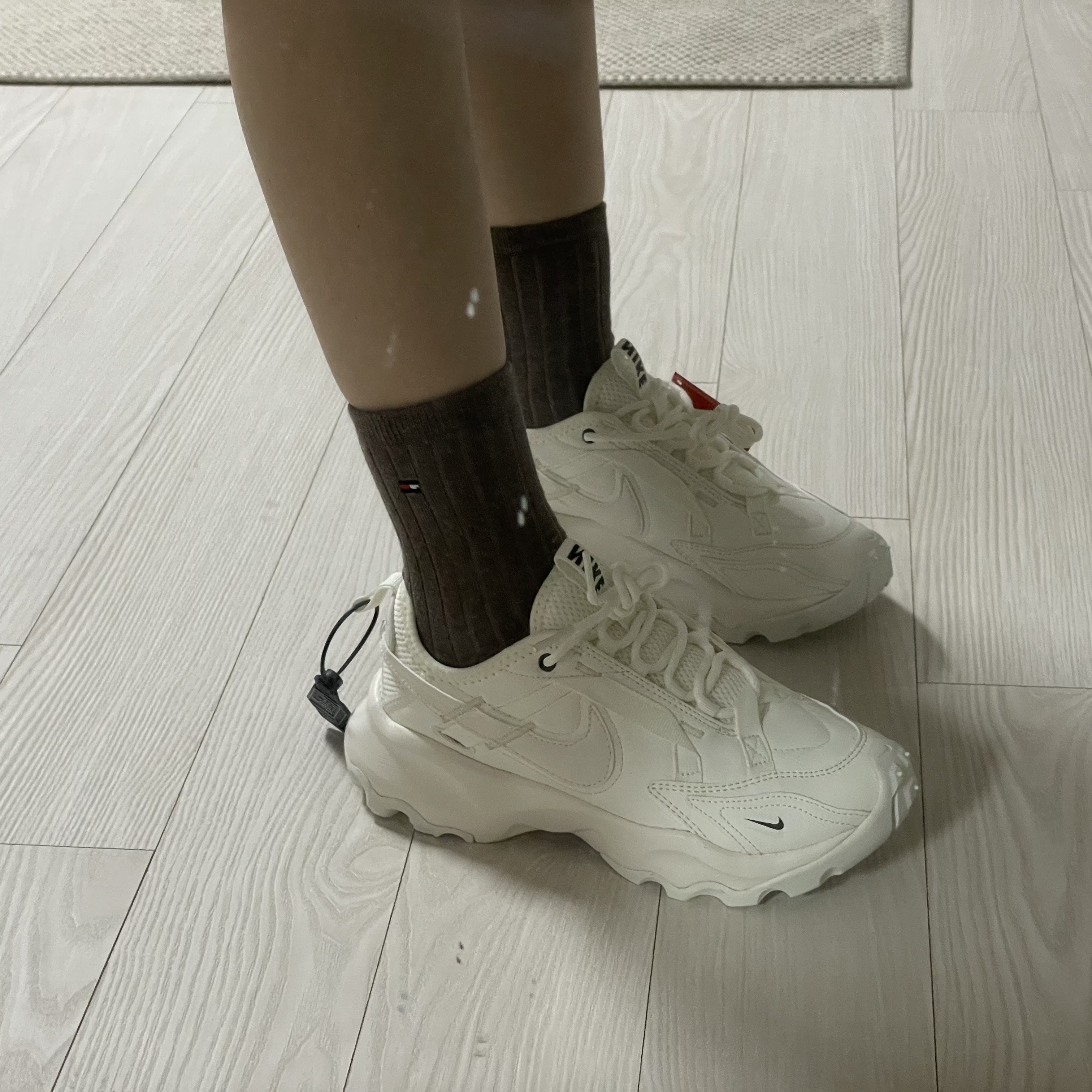 (W) Nike TC 7900 Summit White 착용 스타일 - 1