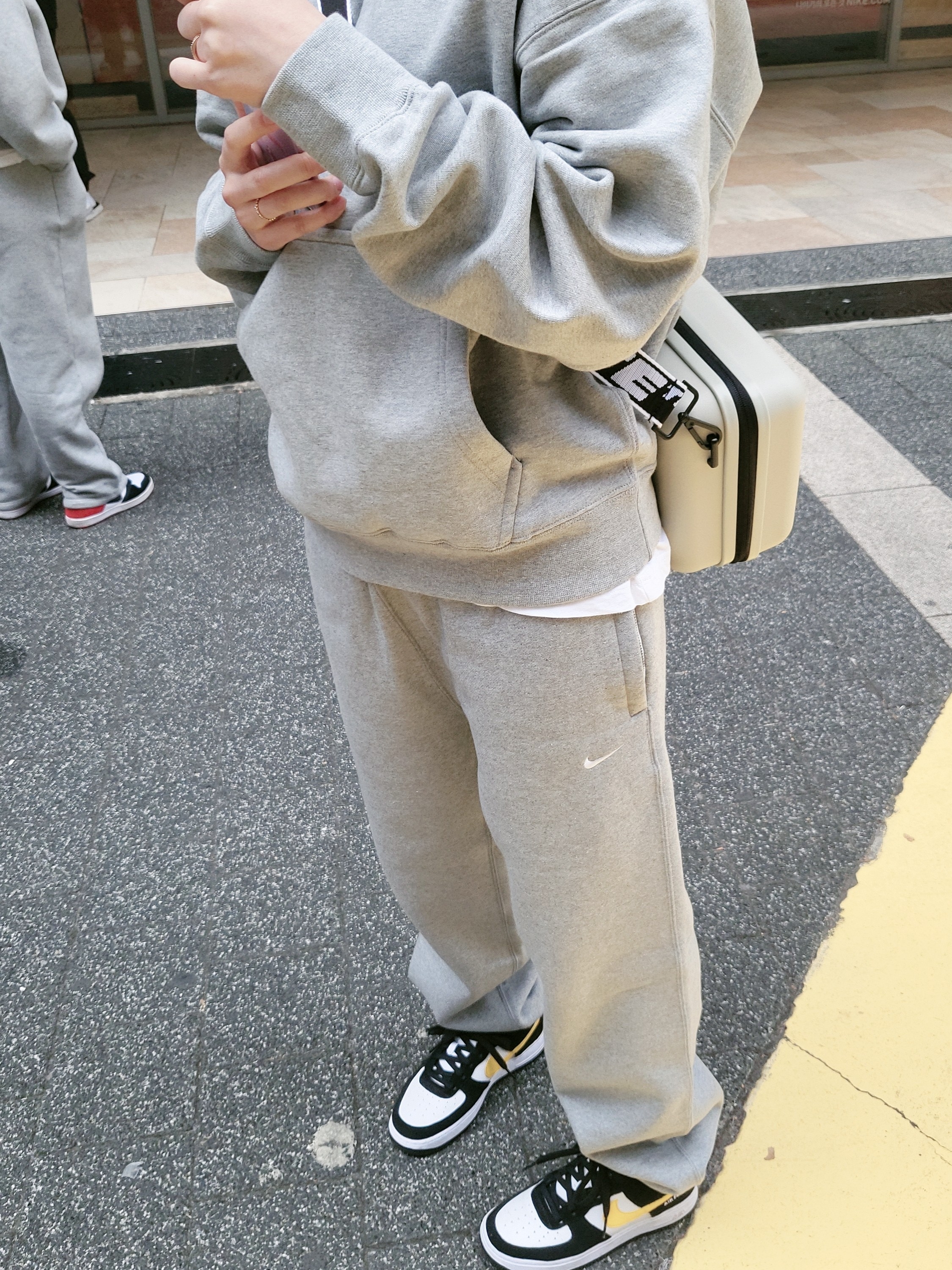 Nike NRG Solo Swoosh Fleece Hoodie Dark Grey Heather - Asia, (W) Nike NRG Solo Swoosh Fleece Pants Dark Grey Heather - Asia 착용 스타일