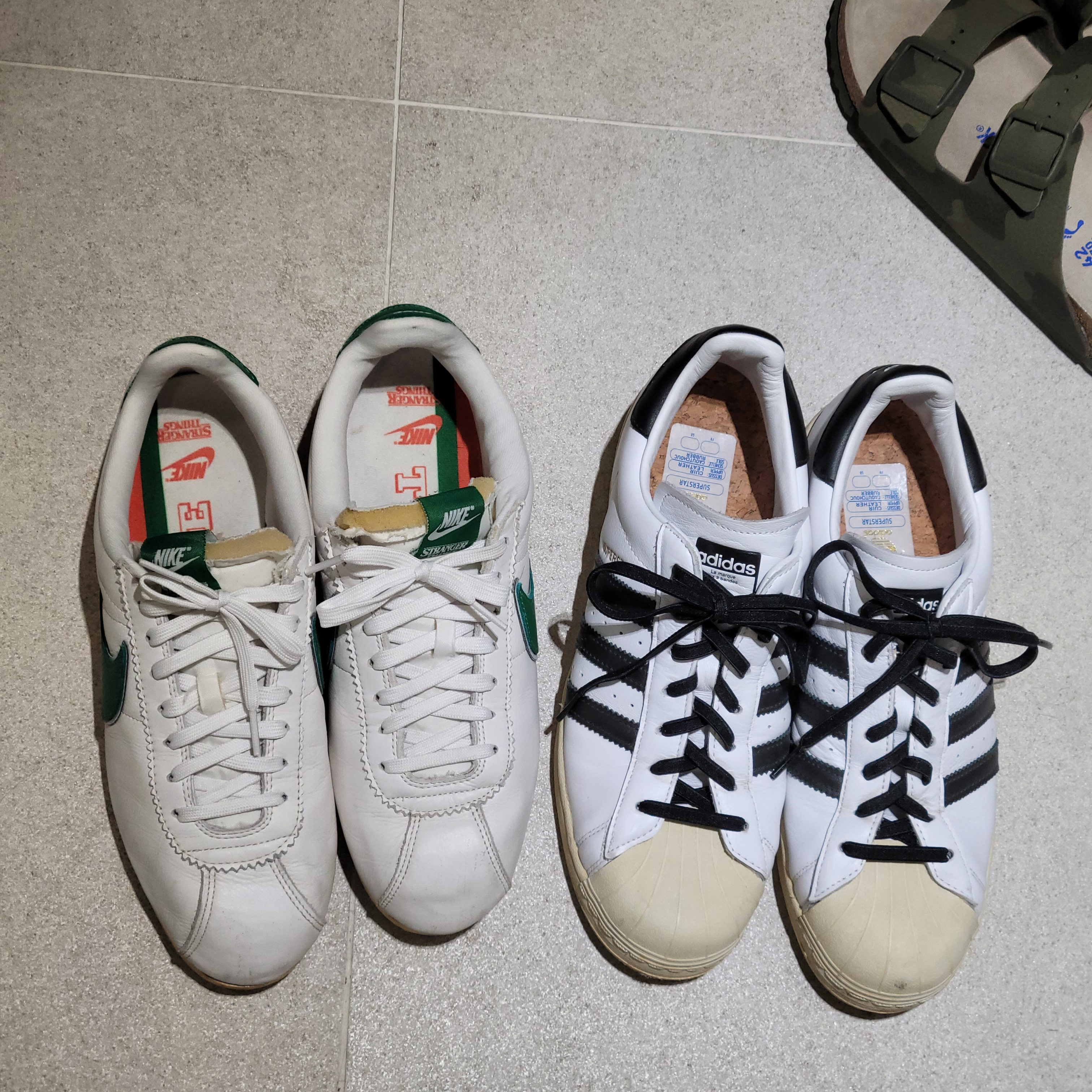 Nike x Stranger Things Classic Cortez Hawkins High School, Adidas Superstar Premium White Black 착용 스타일