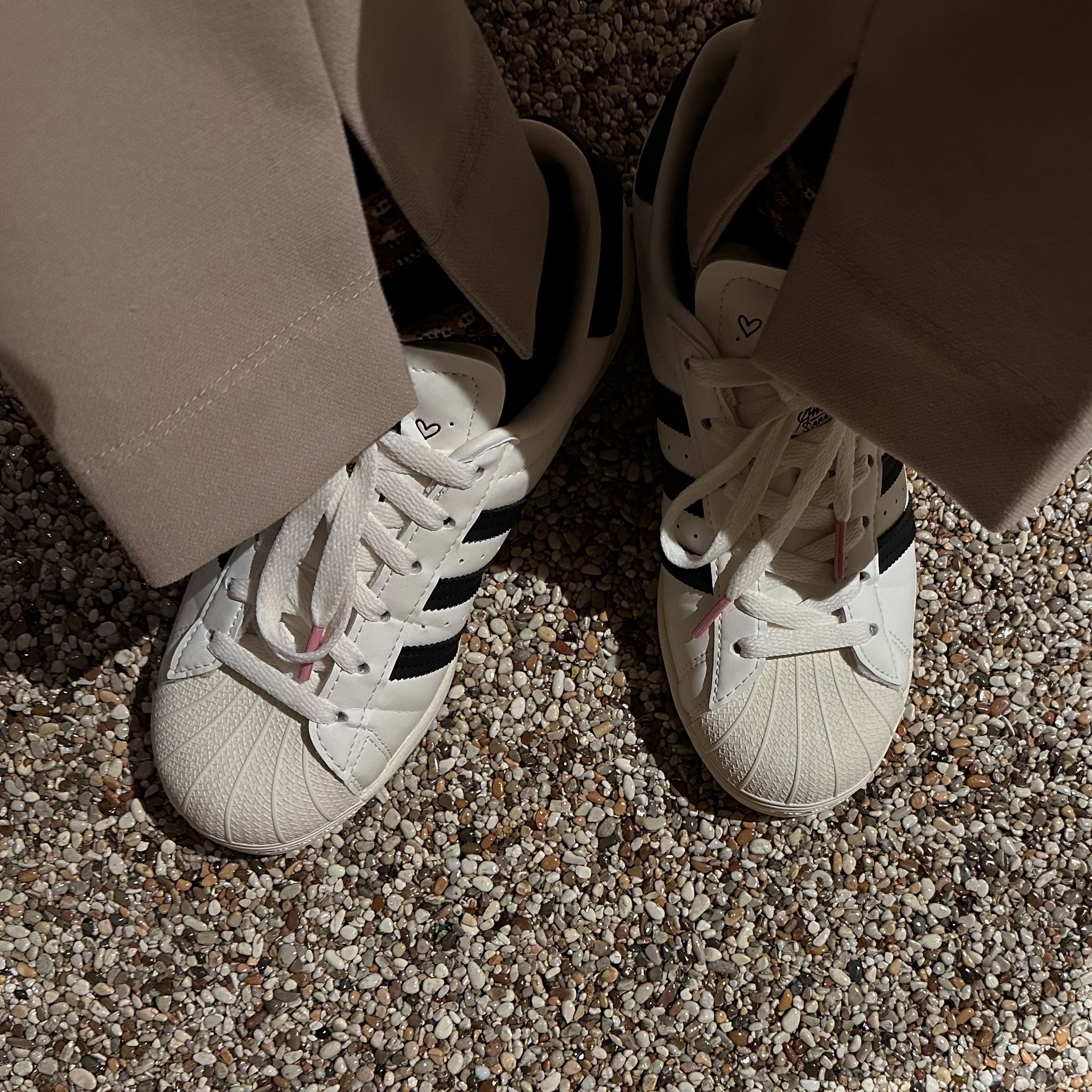 Adidas x Andre Saraiva Superstar Cream White Core Black 착용 스타일 - 1