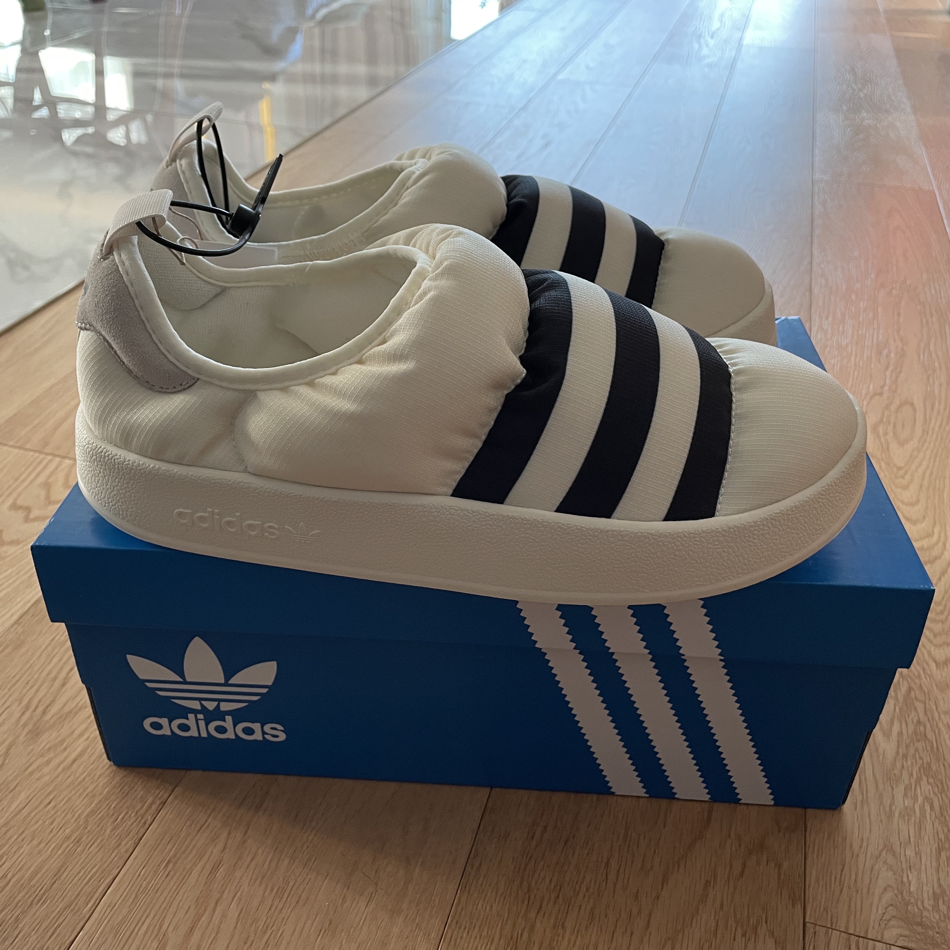 Adidas Puffylette Off White 착용 스타일 - 1