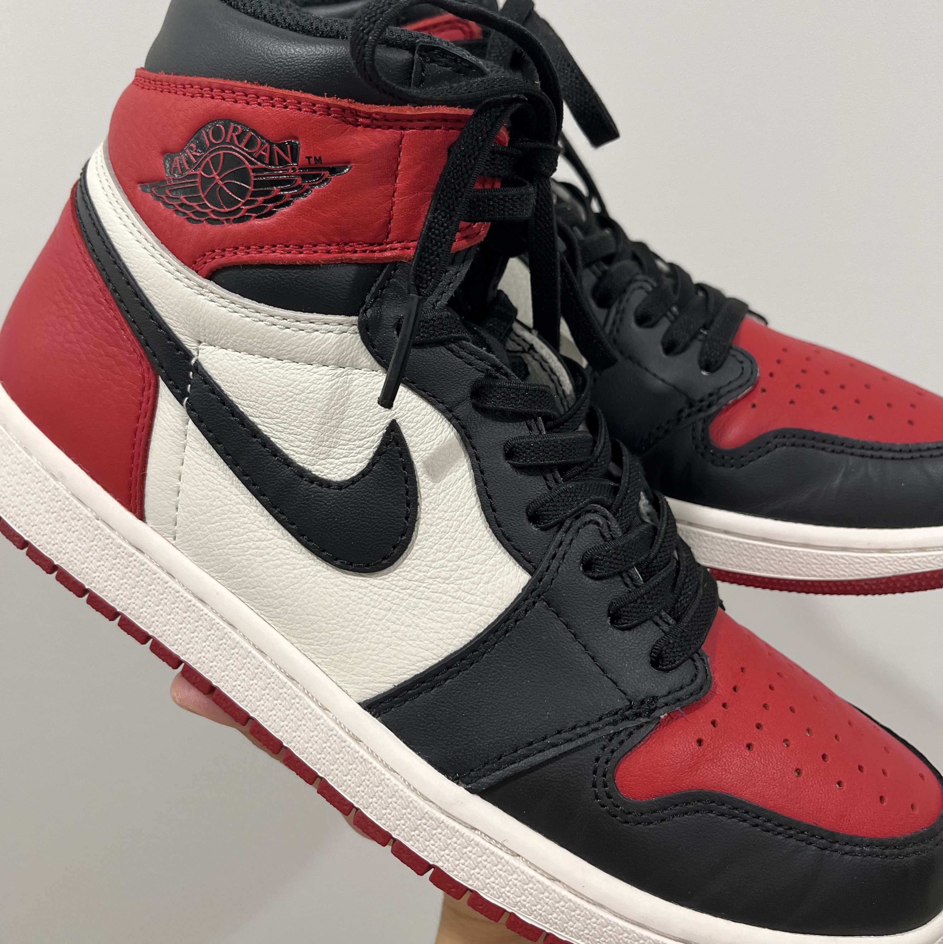 Jordan 1 Retro High OG Bred Toe 착용 스타일 - 3