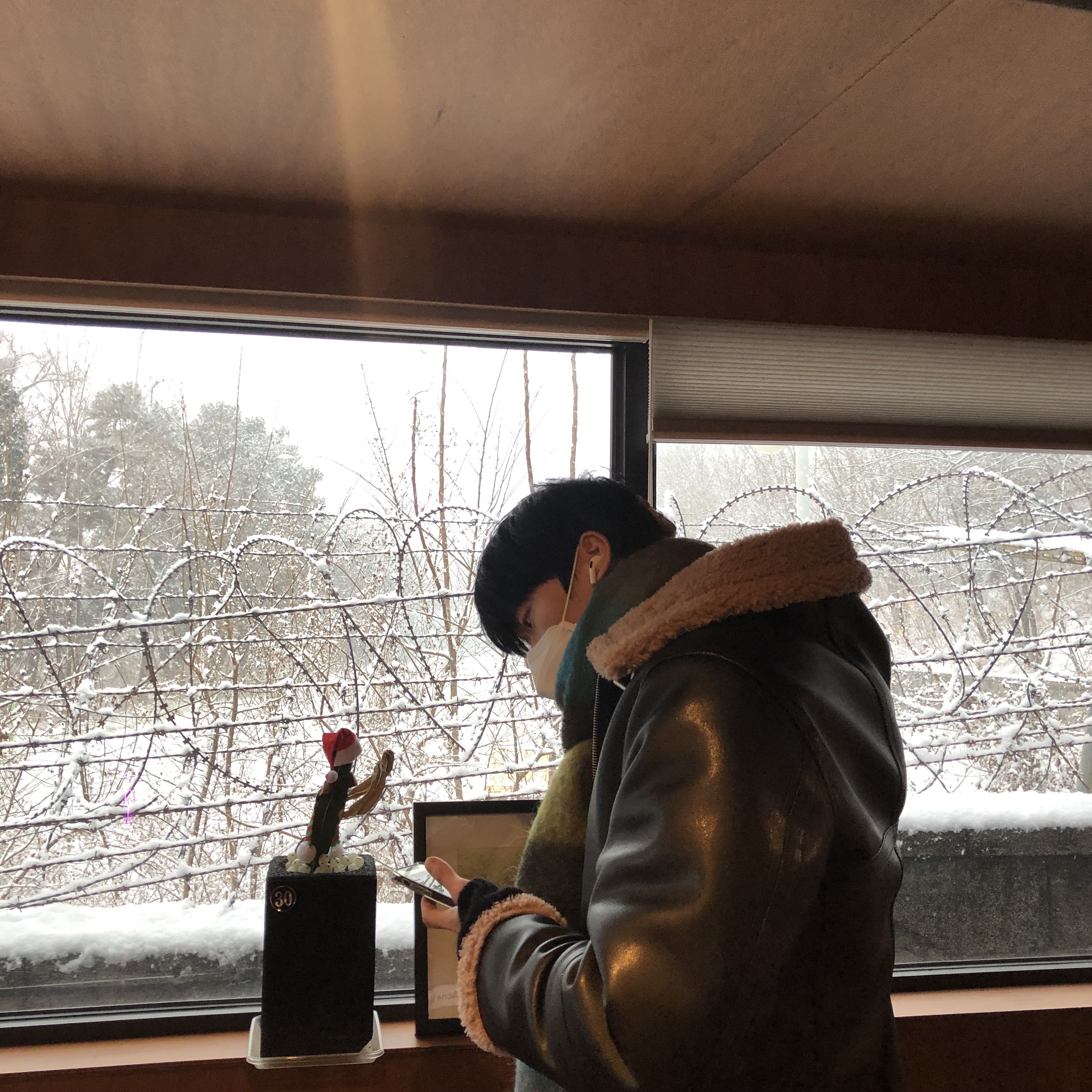The North Face 1996 Eco Nuptse Jacket Black, Acne Studios Large Check Muffler Olive Green Turquoise 착용 스타일 - 2