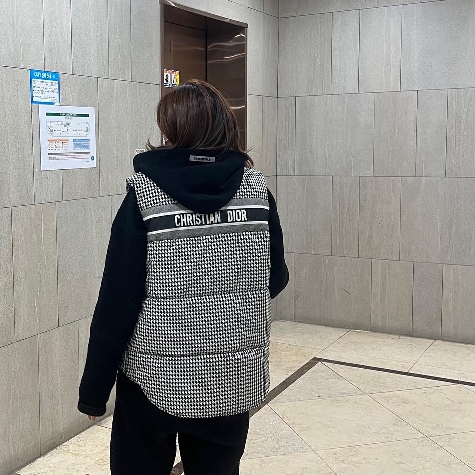 (W) Dior Reversible Sleeveless Down Jacket Blue Ecru Dior Oblique Quilted Technical Taffeta 착용 스타일