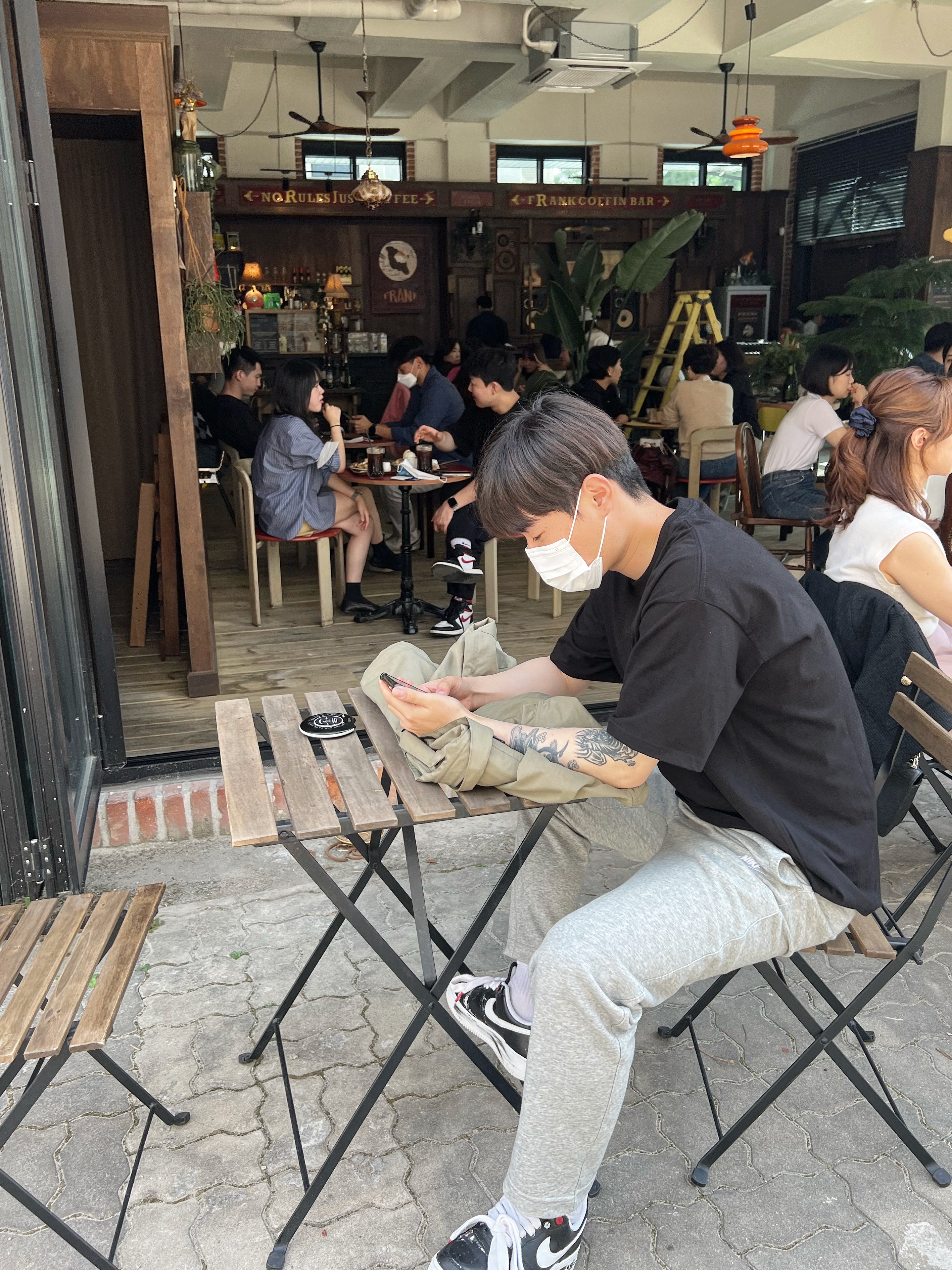 Dada Glow Logo T-Shirt Black, Nike x Peaceminusone Air Force 1 Low Para-Noise 착용 스타일 - 1