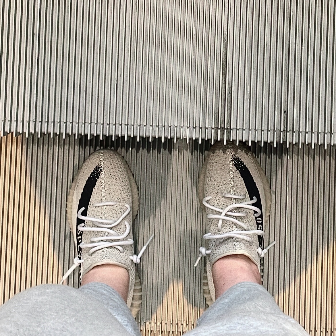 Adidas Yeezy Boost 350 V2 Slate Core Black 2022/2023 착용 스타일 - 2