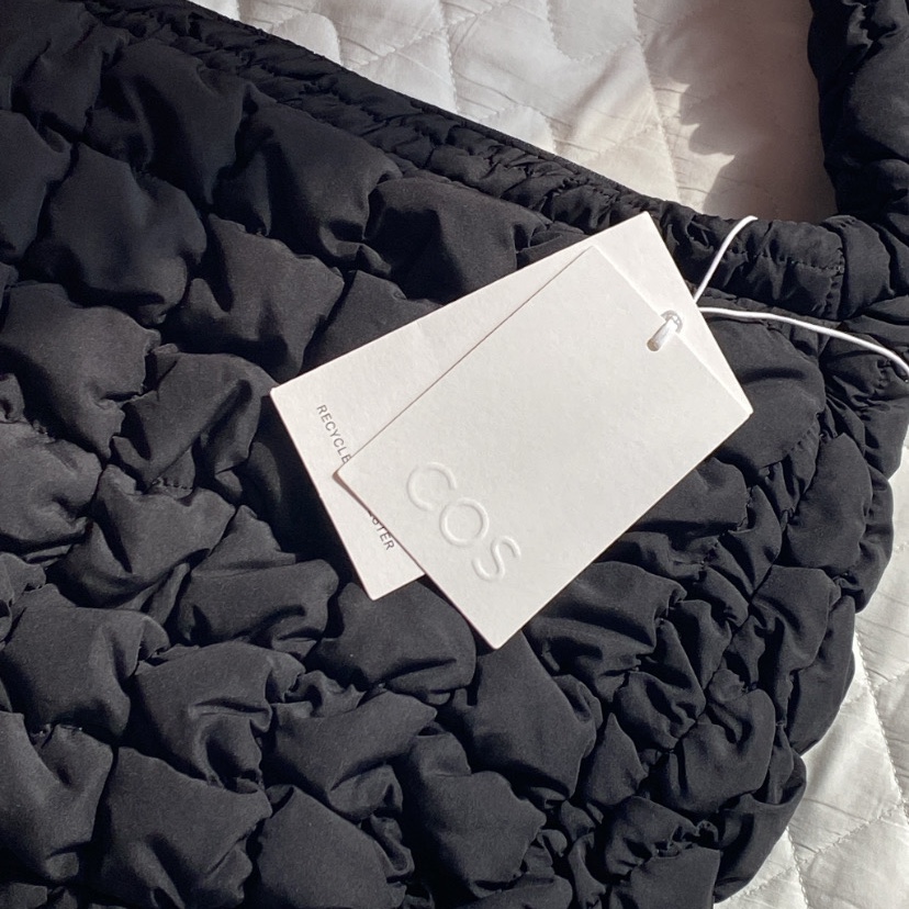 COS Quilted Mini Bag Black 착용 스타일