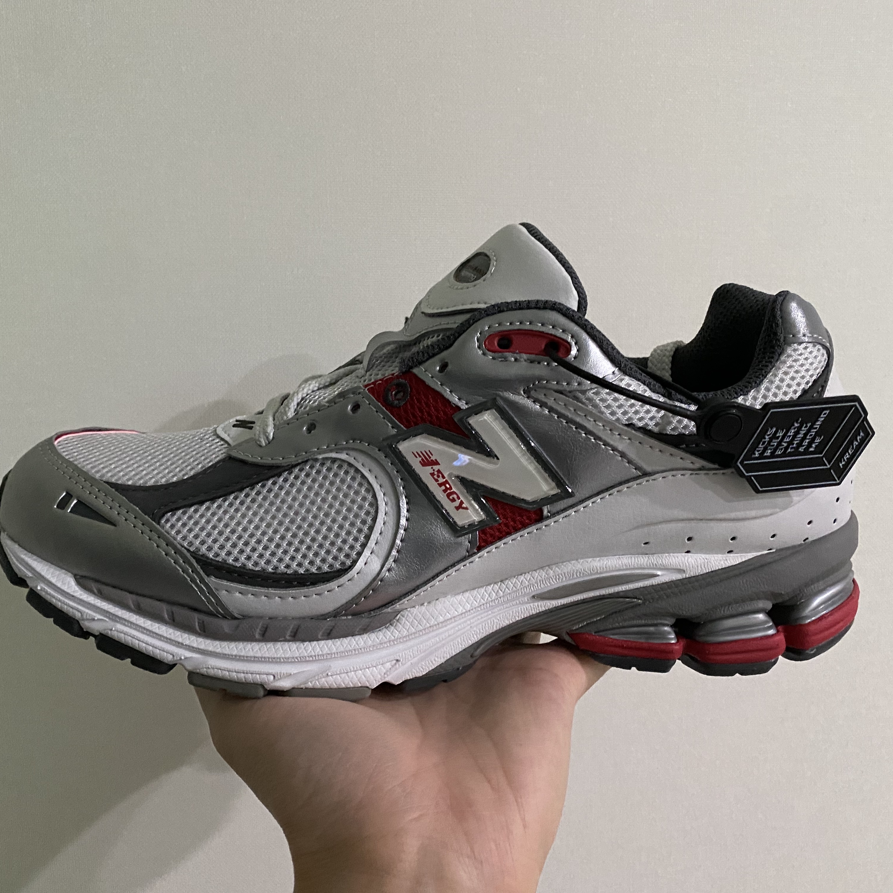 New Balance 2002R Silver Metallic 착용 스타일 - 1