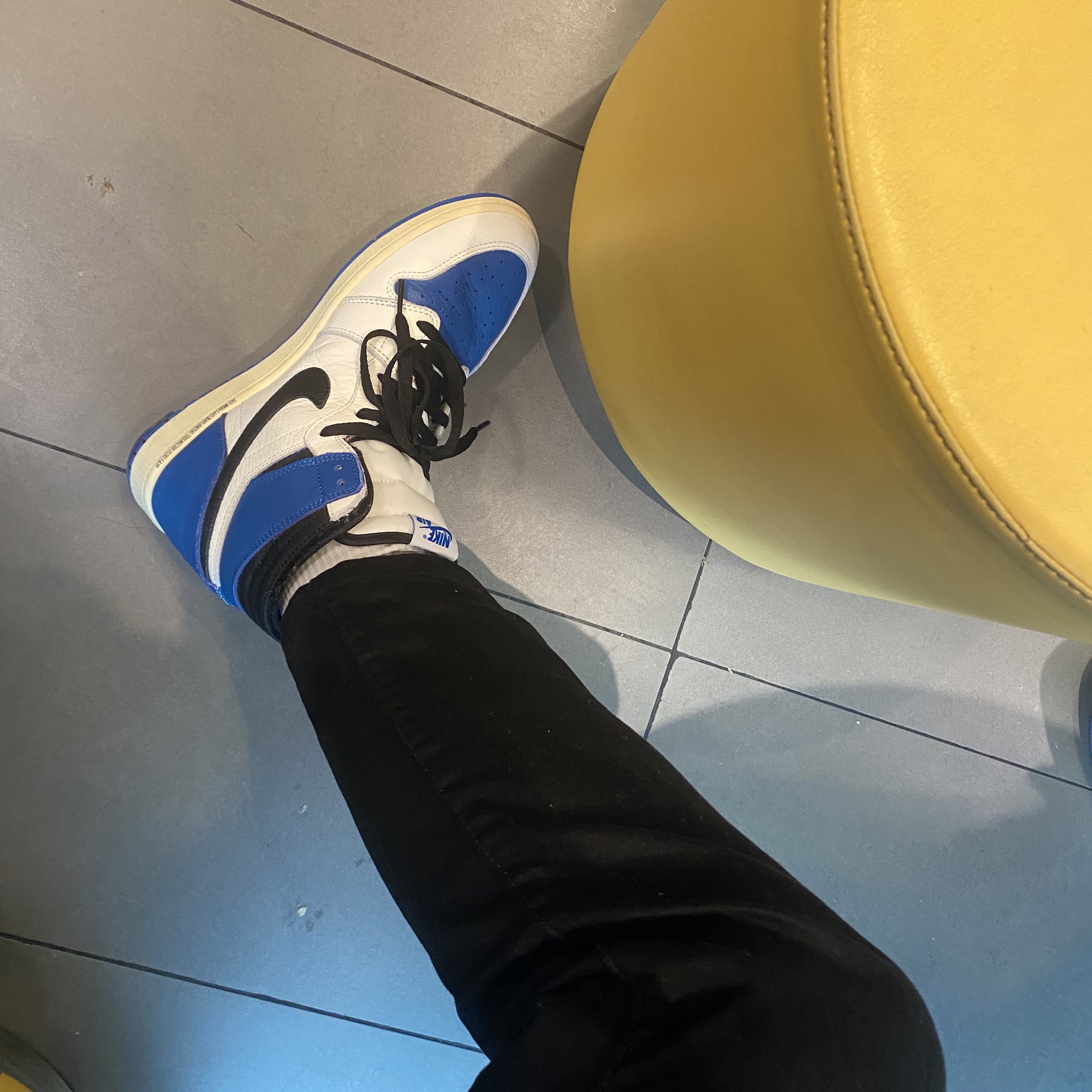Jordan 1 x Travis Scott x Fragment Retro High OG SP Military Blue 착용 스타일 - 1