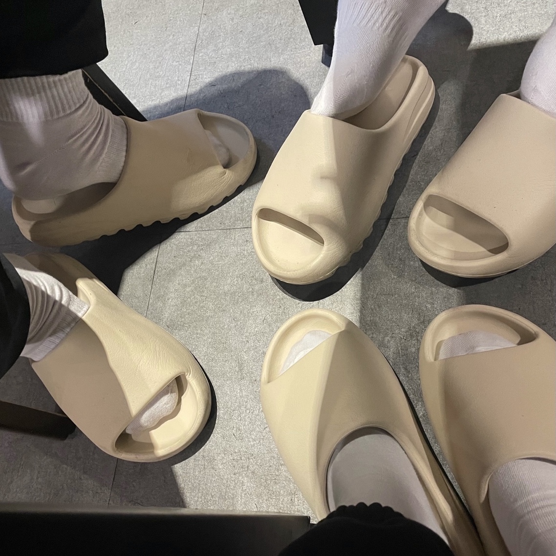 Adidas Yeezy Slide Bone 2022/2023 착용 스타일 - 2