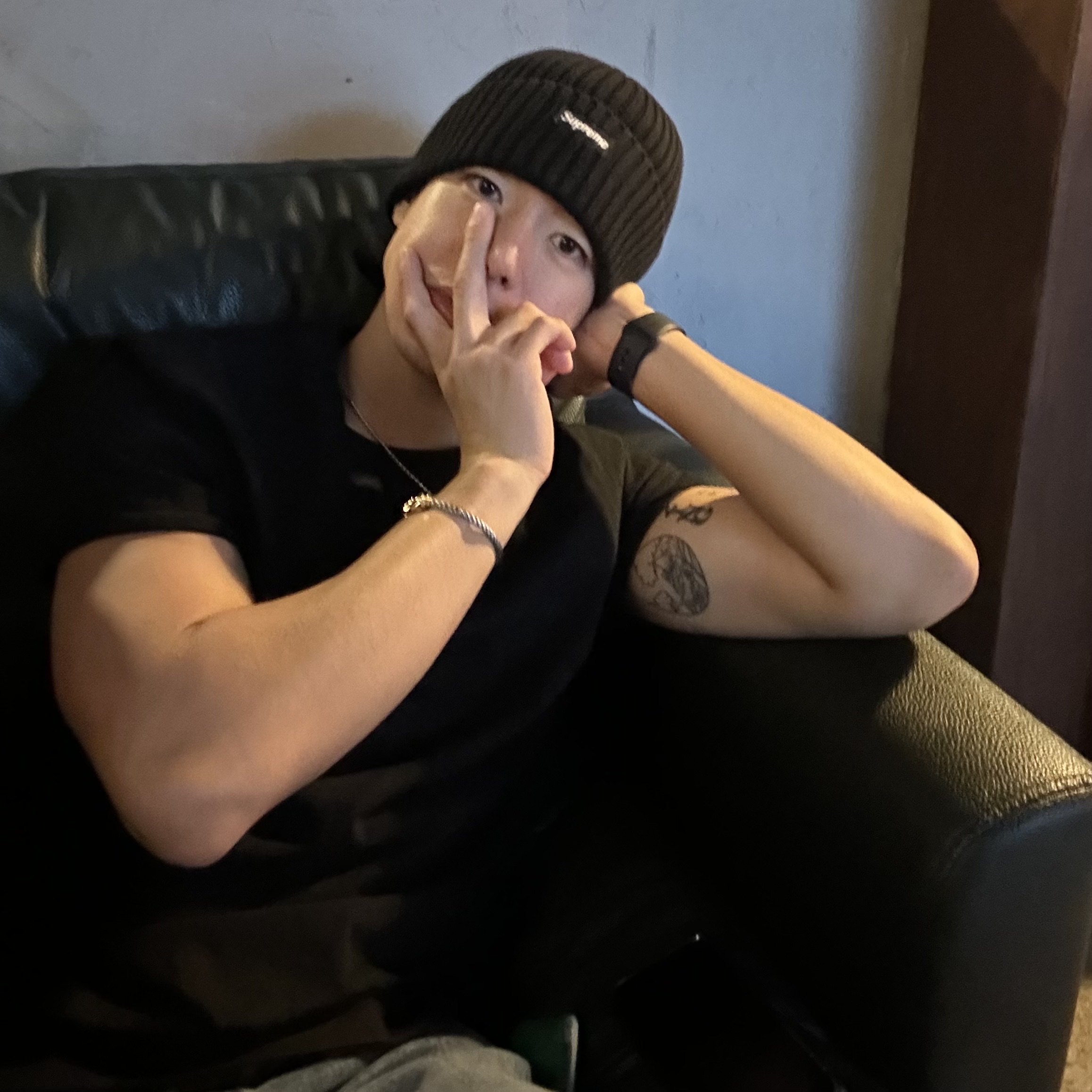 Supreme Overdyed Beanie Black 착용 스타일