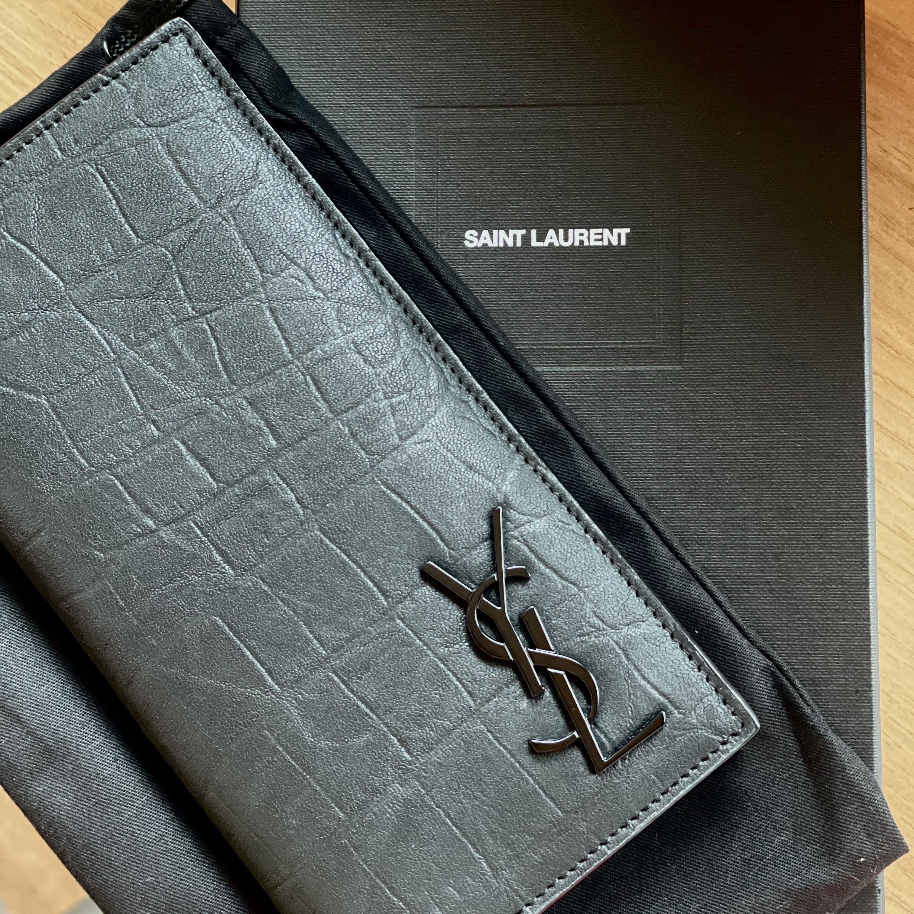 Saint Laurent Cassandre Continental Wallet in Crocodile Embossed Leather Black 착용 스타일