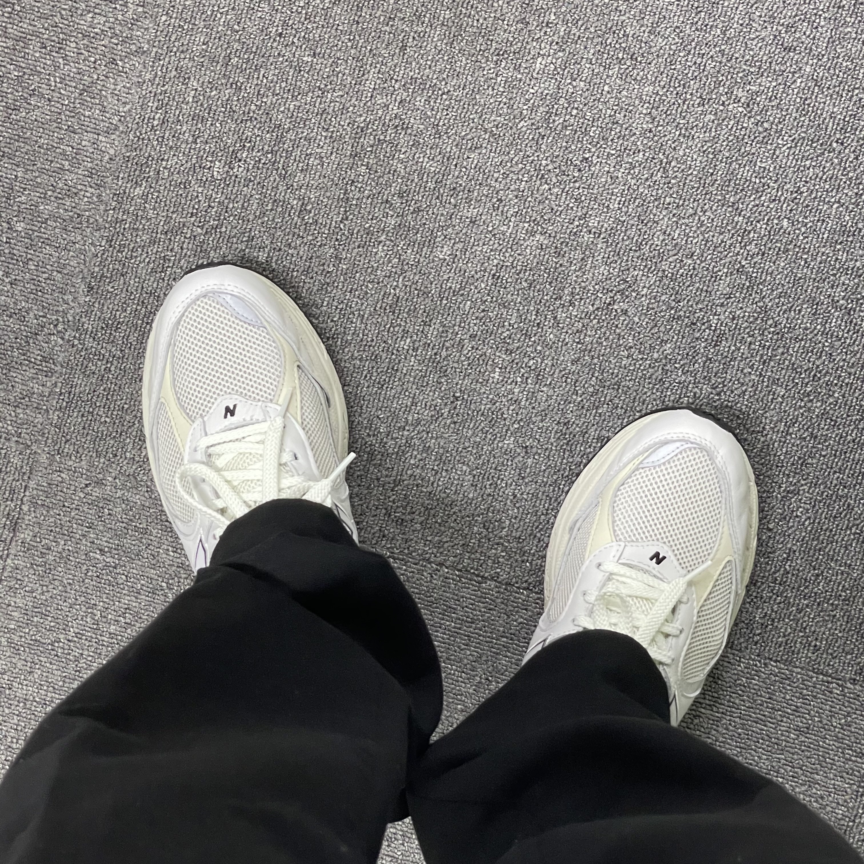 New Balance 2002R White 착용 스타일
