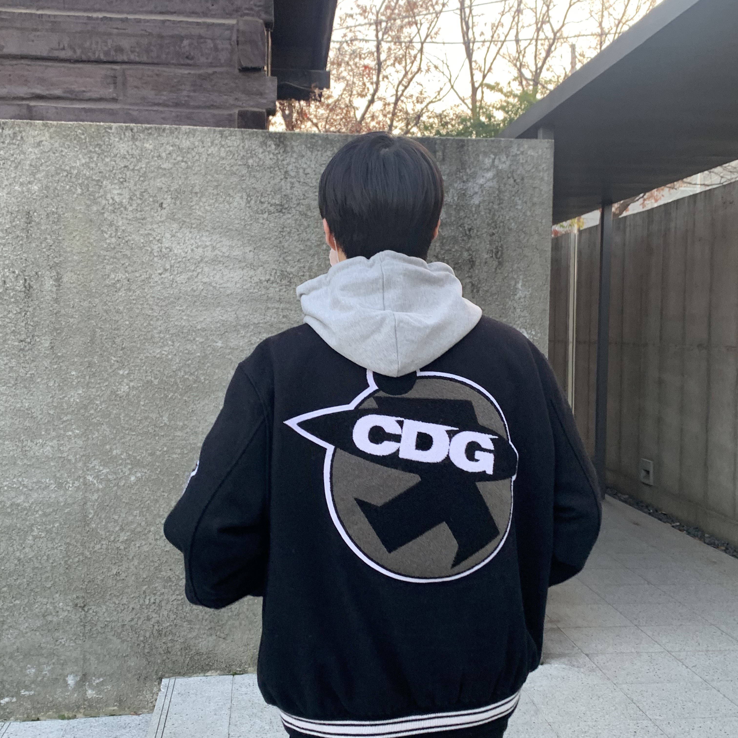 Stussy x CDG Varsity Jacket 착용 스타일 - 4