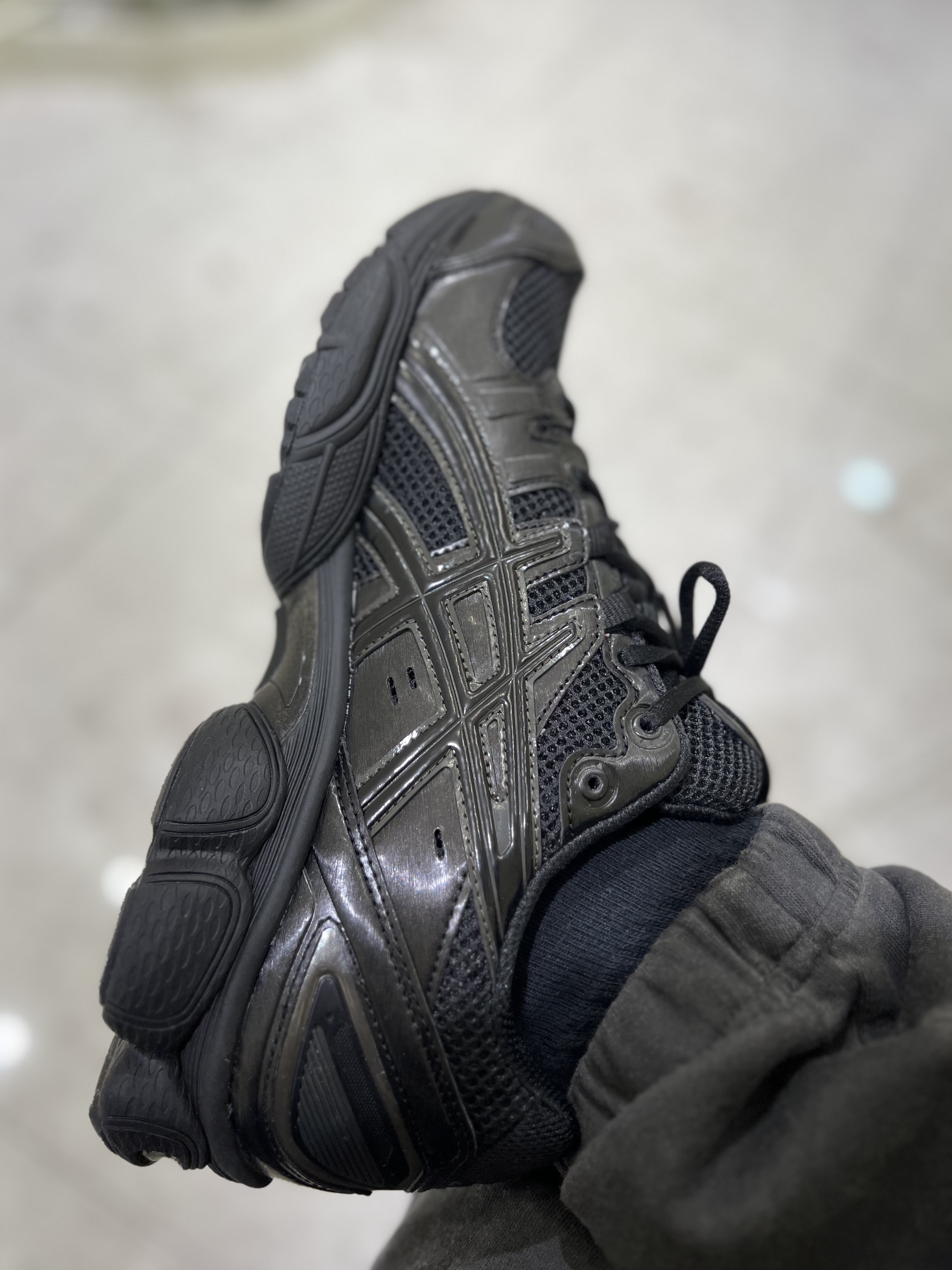 Asics Gel-Nimbus 9 Black Gunmetal 착용 스타일 - 2