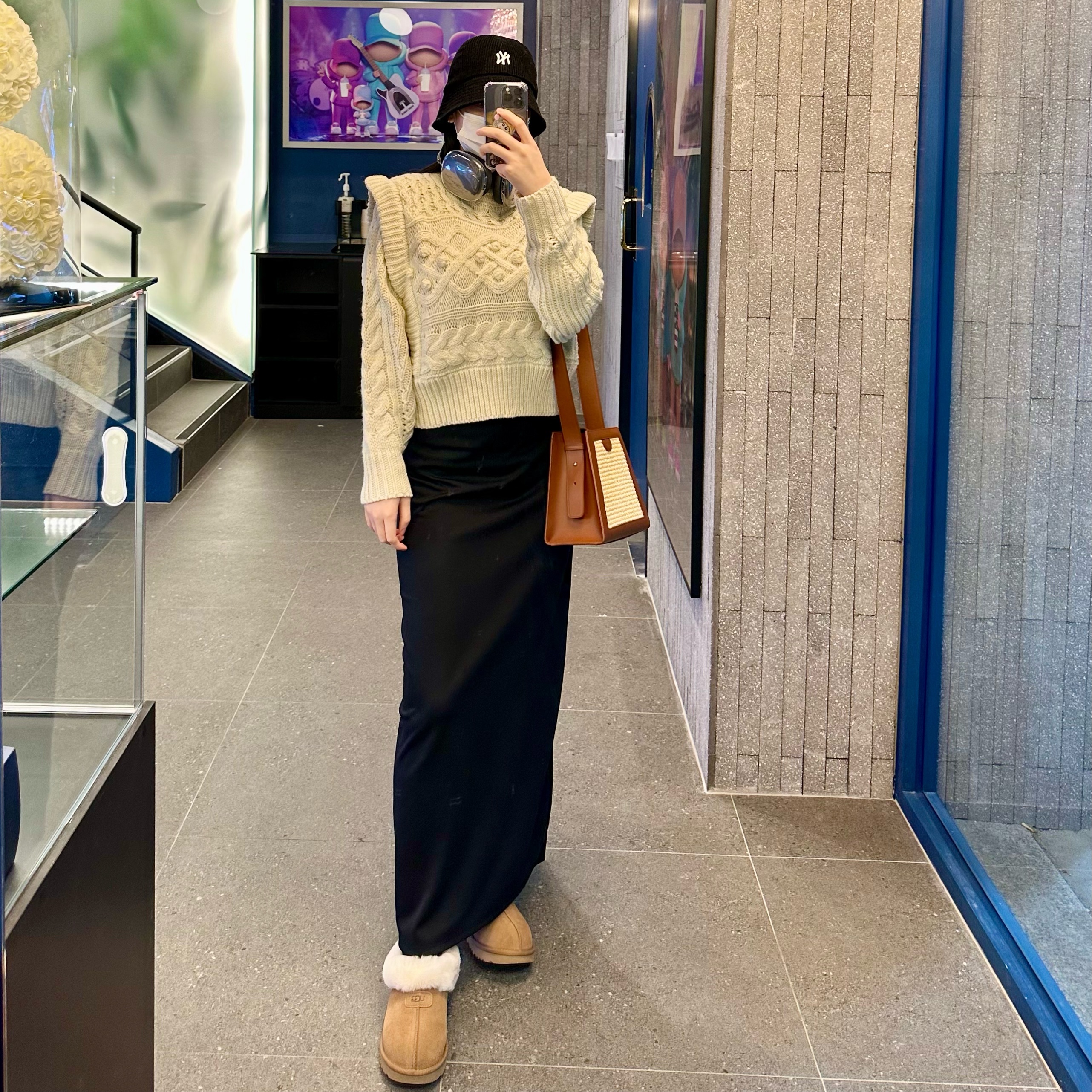 (W) UGG Tazzette Slipper Chestnut, Apple AirPods Max Lightning Space Gray (Korean Ver.) 착용 스타일 - 1