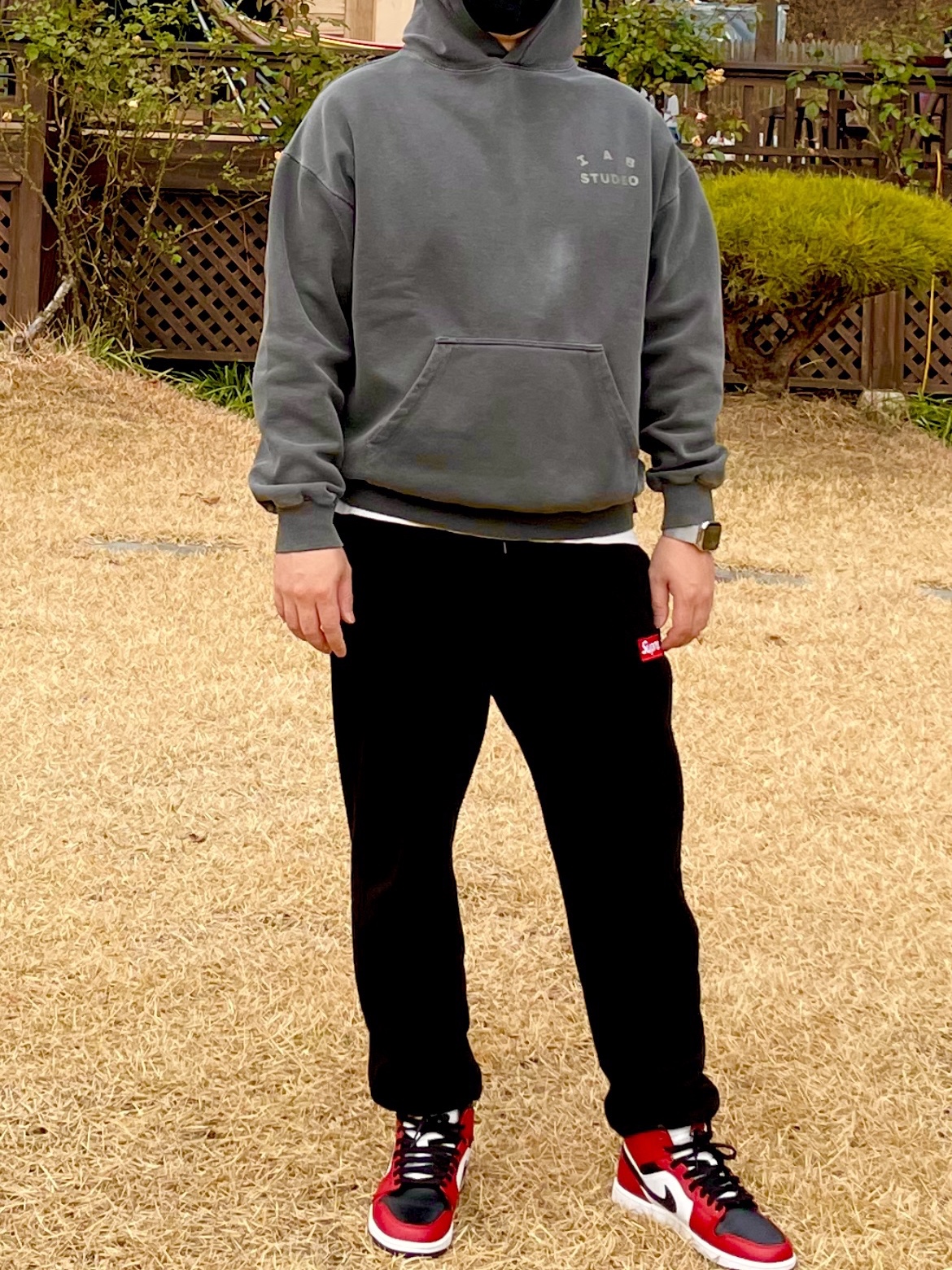 IAB Studio Pigment Hoodie & Sack Black, Jordan 1 Mid Chicago Black Toe 착용 스타일