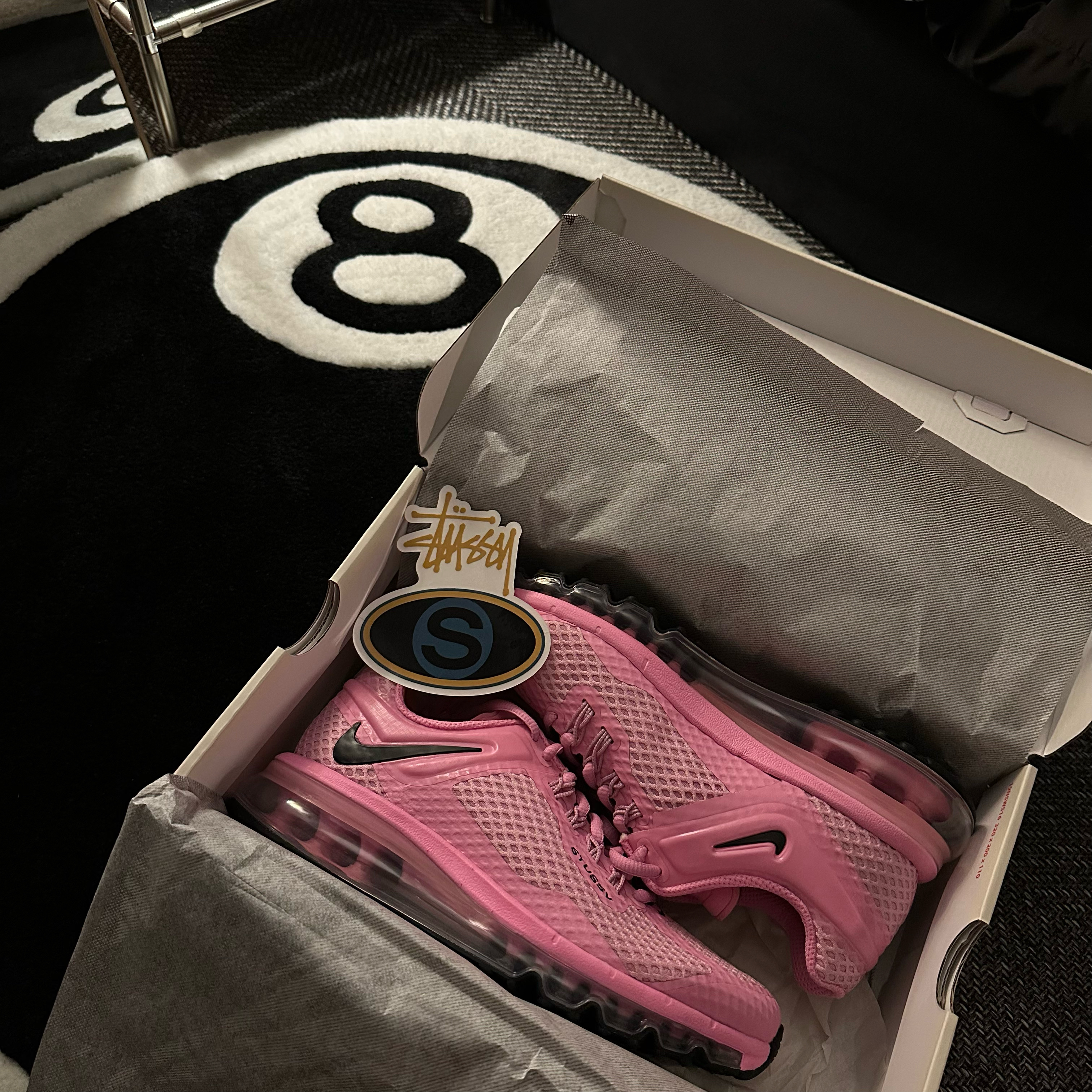 Stussy 8 Ball Rug Black, Nike x Stussy Air Max 2013 Psychic Pink 착용 스타일 - 1