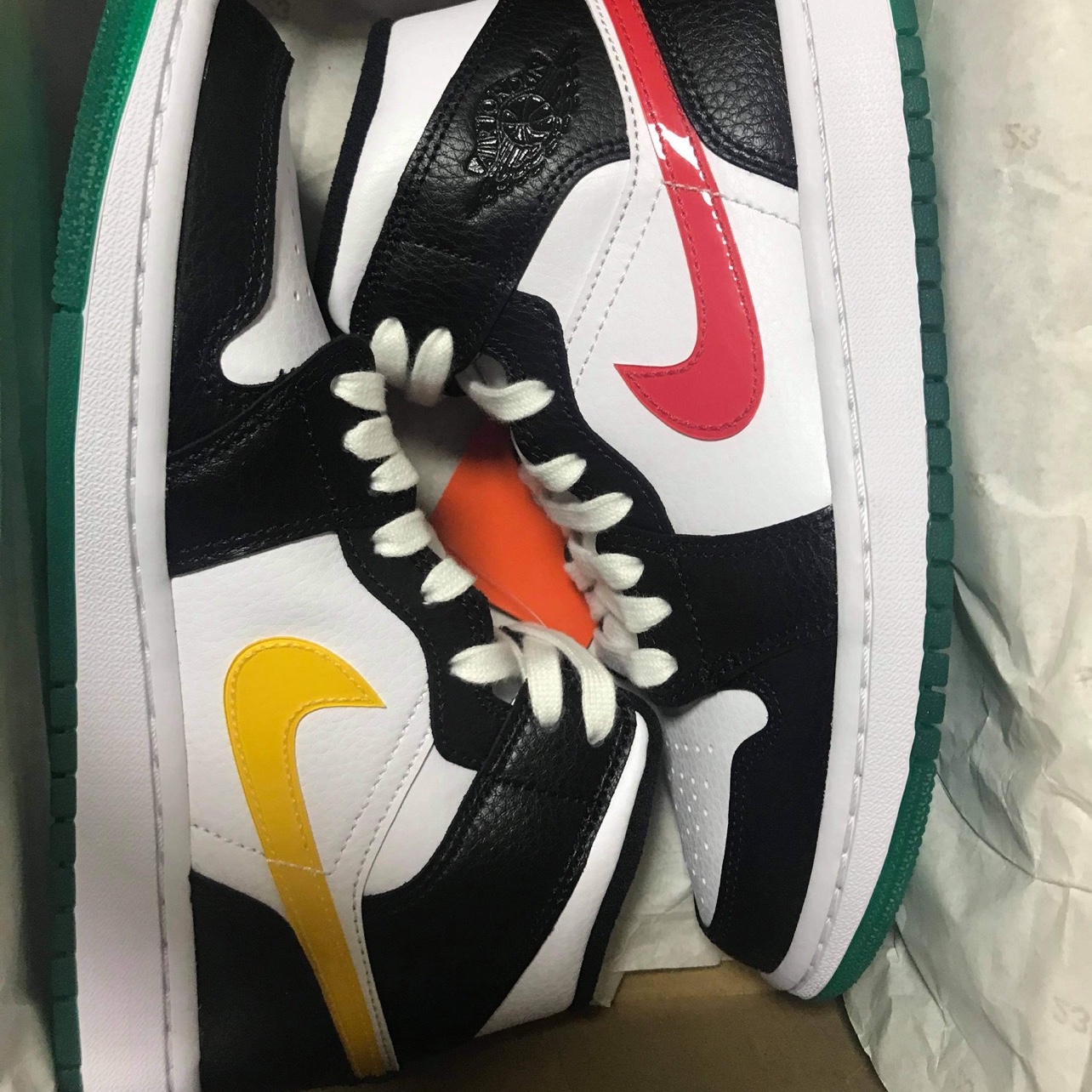 (W) Jordan 1 Mid Alternate Swooshes 착용 스타일