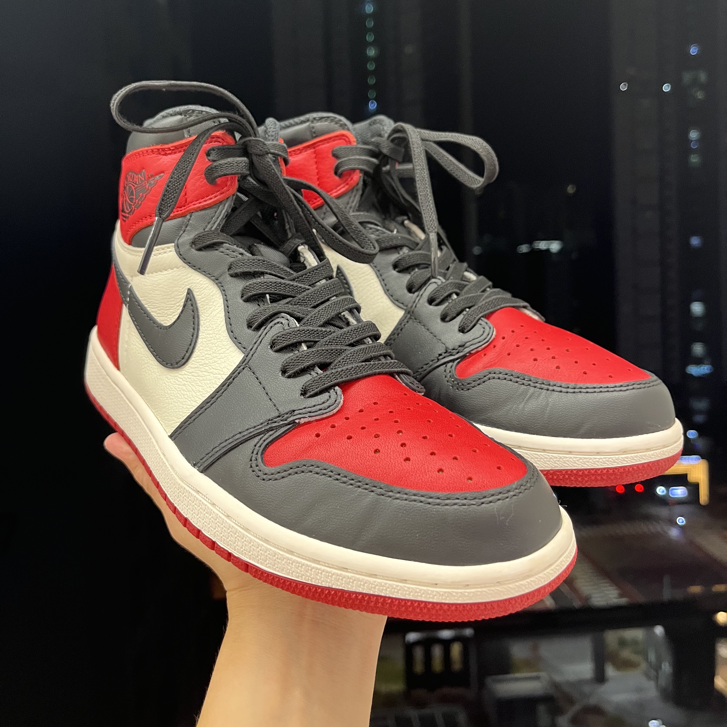Jordan 1 Retro High OG Bred Toe 착용 스타일 - 4