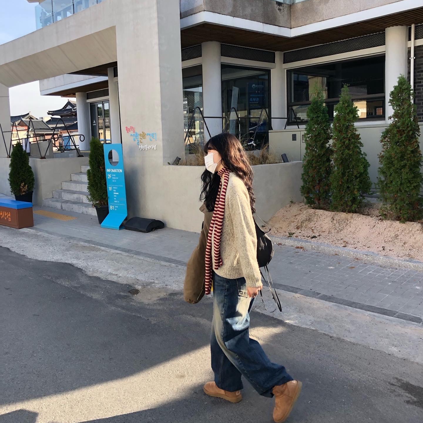 Uniqlo U Drawstring Shoulder Bag Black, (W) UGG Classic Mini II Boots Chestnut 착용 스타일 - 1