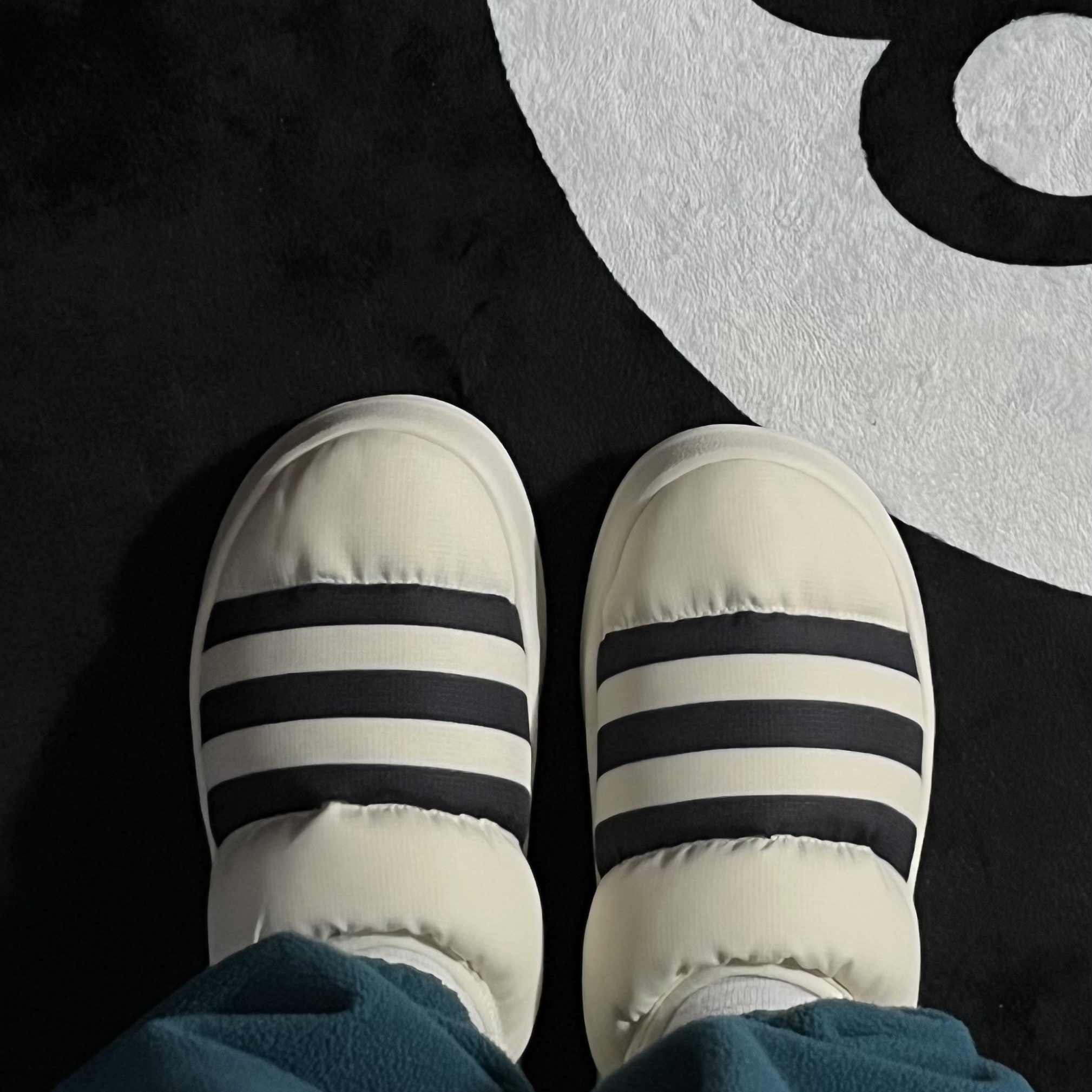 Adidas Puffylette Off White 착용 스타일