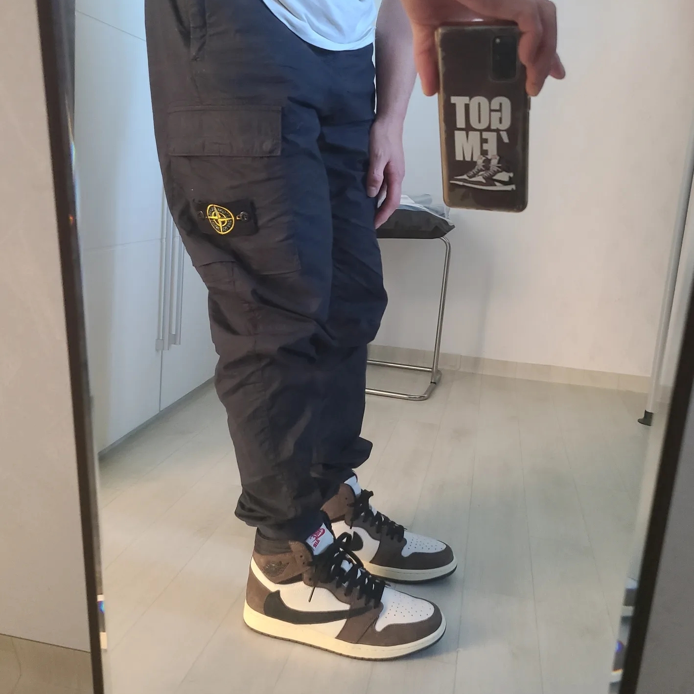 Jordan 1 x Travis Scott Retro High OG SP Mocha, Stone Island 31303 Stretch Cotton Tela Paracadute Cargo Pants Navy Blue - 22SS 착용 스타일