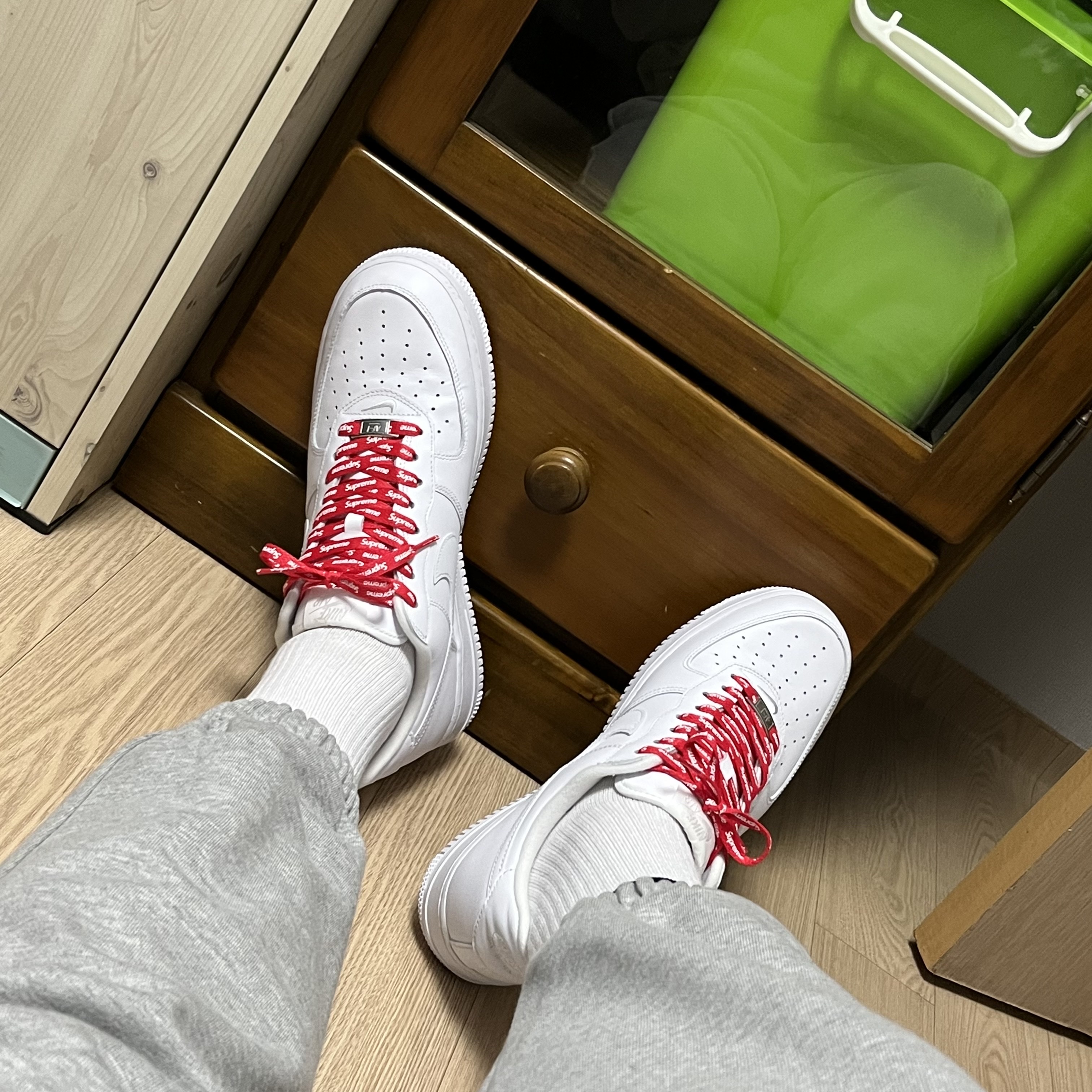Nike x Supreme Air Force 1 Low White 착용 스타일 - 2