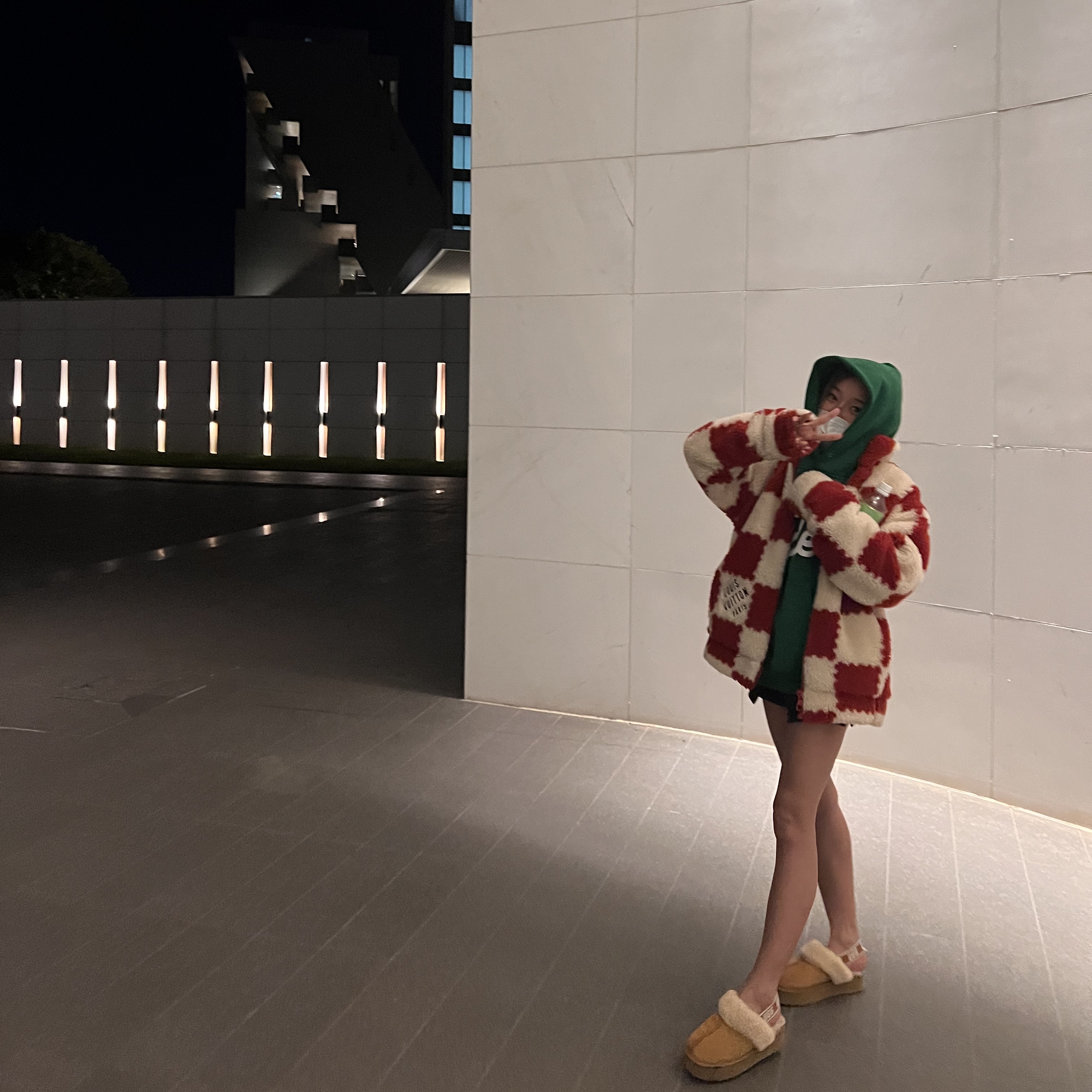 Louis Vuitton x Nigo Jacquard Damier Fleece Blouson Garnet Red, (W) UGG Funkette Slides Chestnut 착용 스타일 - 2