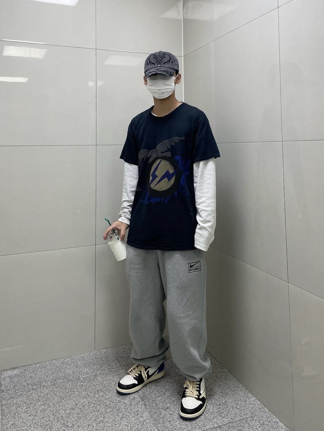 Jordan 1 x Travis Scott x Fragment Retro Low OG SP Military Blue, Nike x Stussy NRG RA Fleece Pants Dark Grey Heather (DJ9490-063) 착용 스타일 - 1