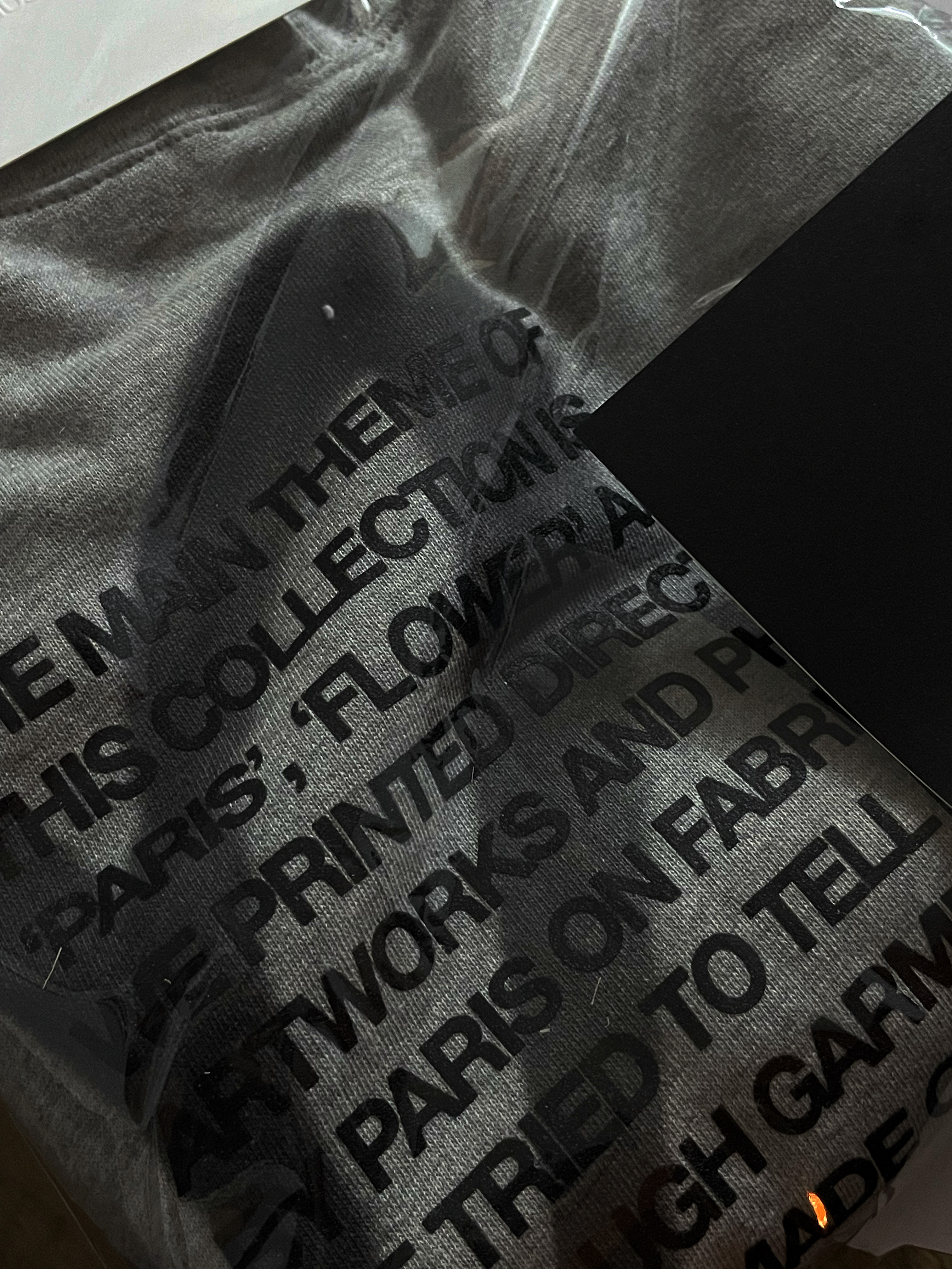 The Museum Visitor Heart Sprayed Hoody Grey - 22PF 착용 스타일 - 5