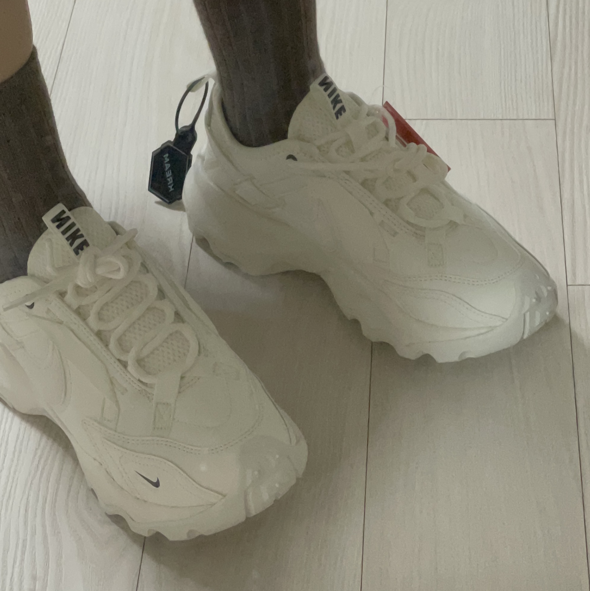 (W) Nike TC 7900 Summit White 착용 스타일 - 3