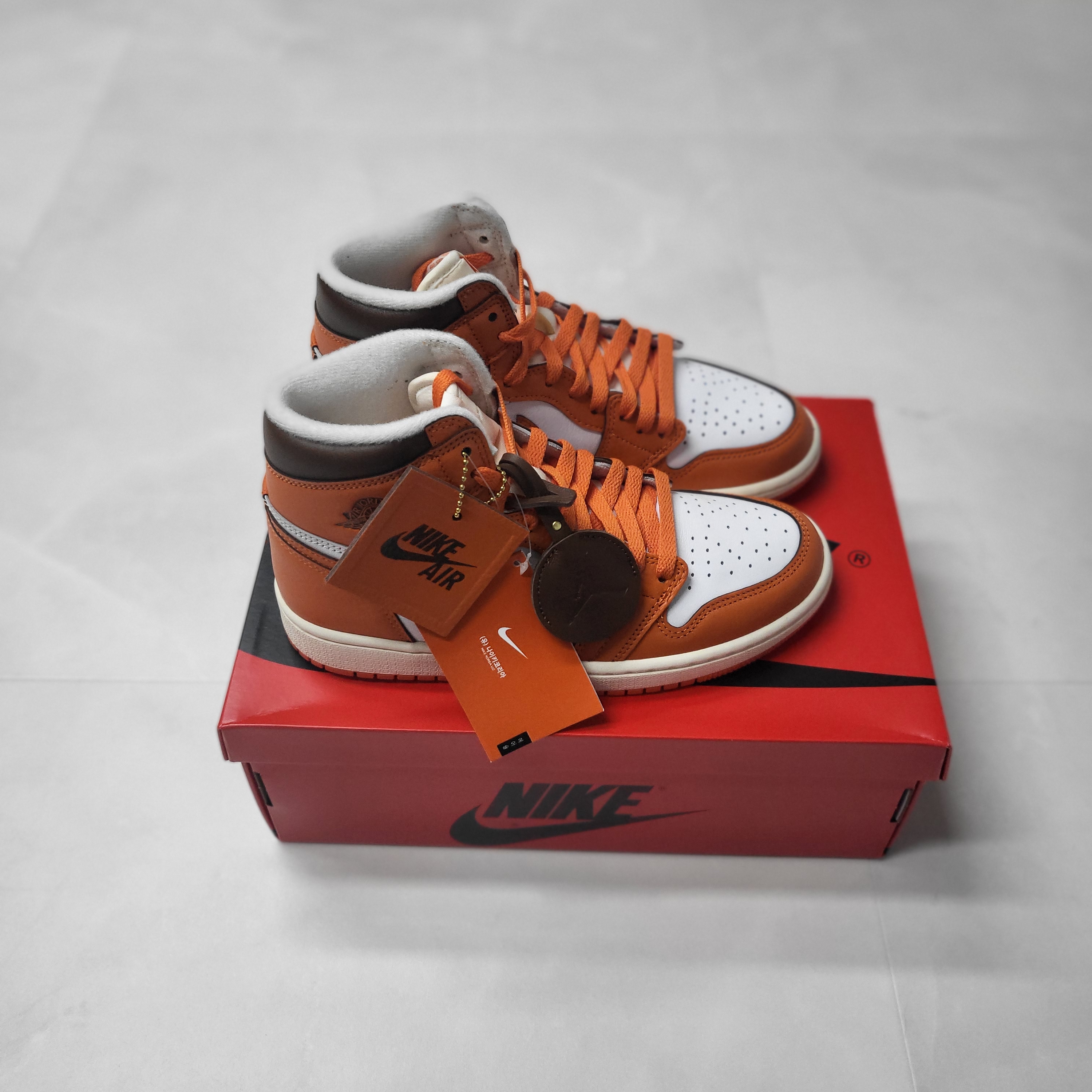 (W) Jordan 1 Retro High OG Starfish 착용 스타일 - 1