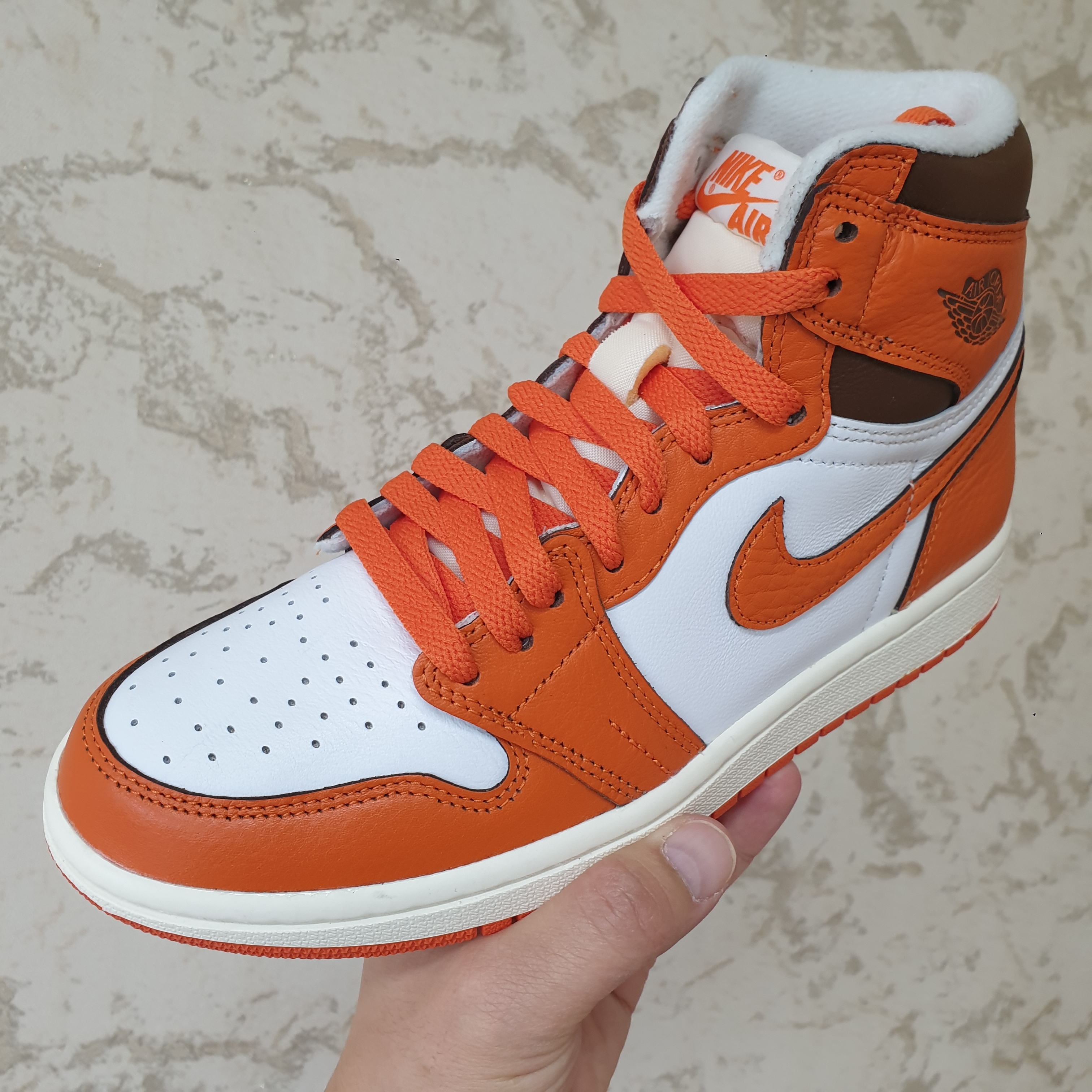 Nike Dunk Low Retro Black, (W) Jordan 1 Retro High OG Starfish 착용 스타일 - 2
