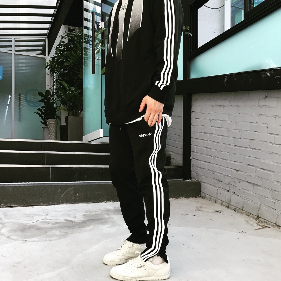 Adidas Yeezy Powerphase Calabasas Core White 착용 스타일