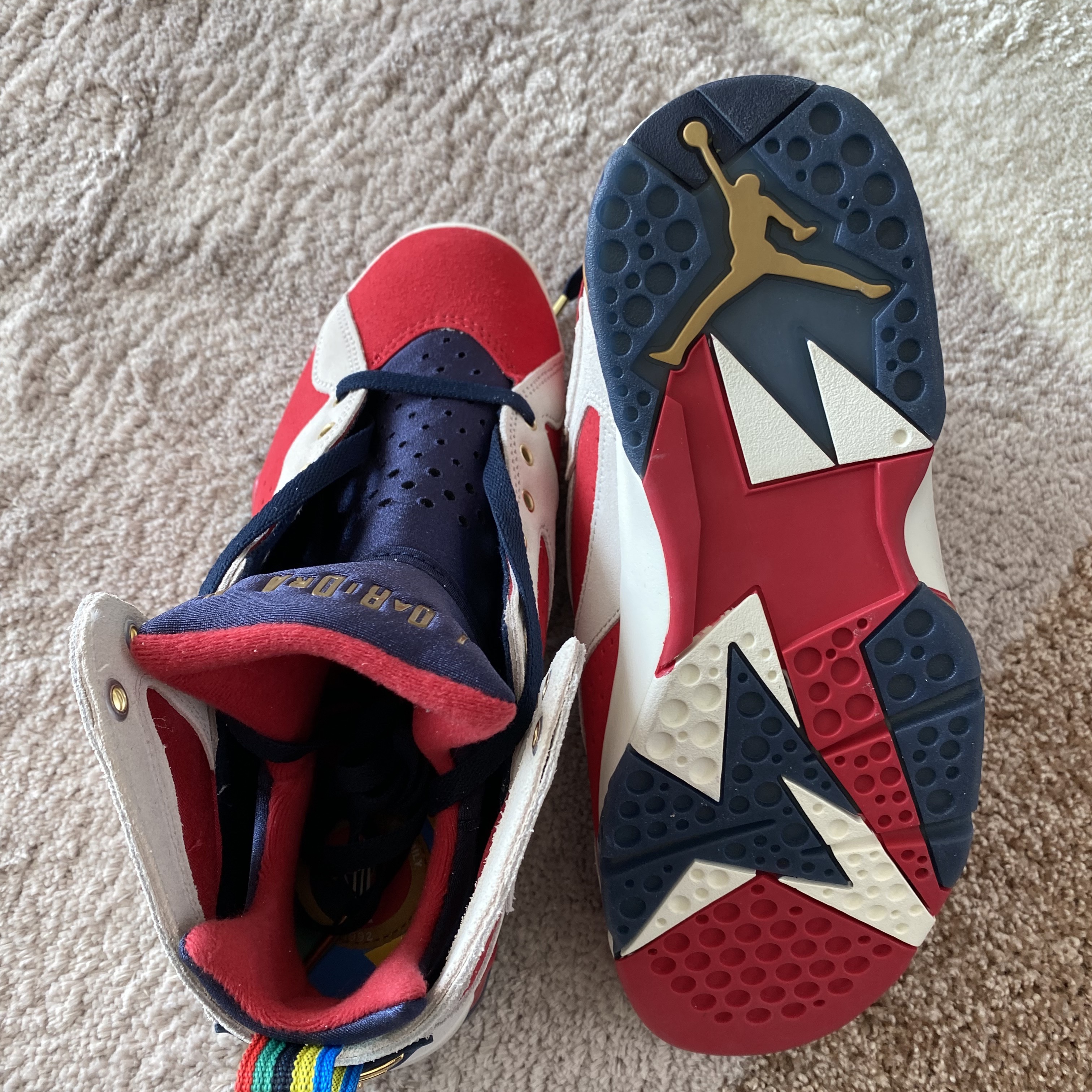 Jordan 7 x Trophy Room Retro SP True Red and Obsidian 착용 스타일 - 5