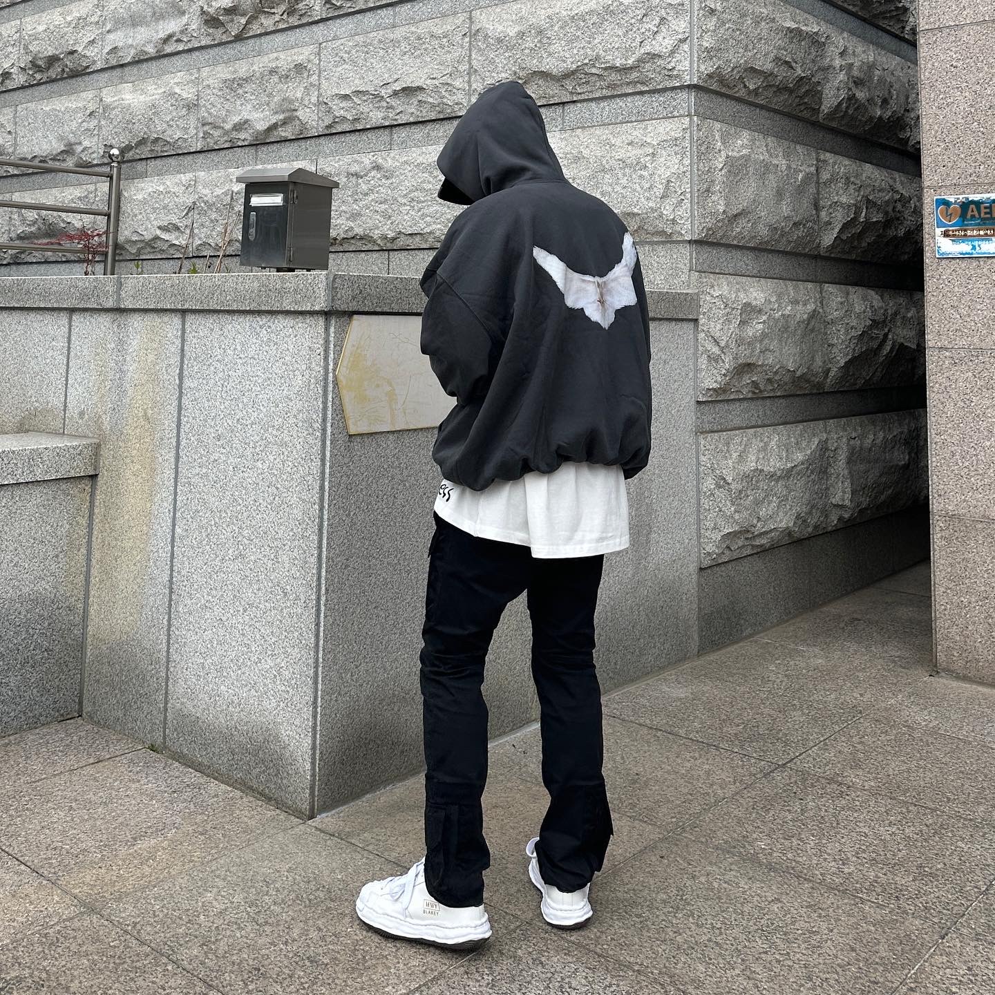 Yeezy Gap Engineered By Balenciaga Dove Hoodie Black, Yeezy Gap Engineered By Balenciaga Flame Cap Black 착용 스타일 - 3