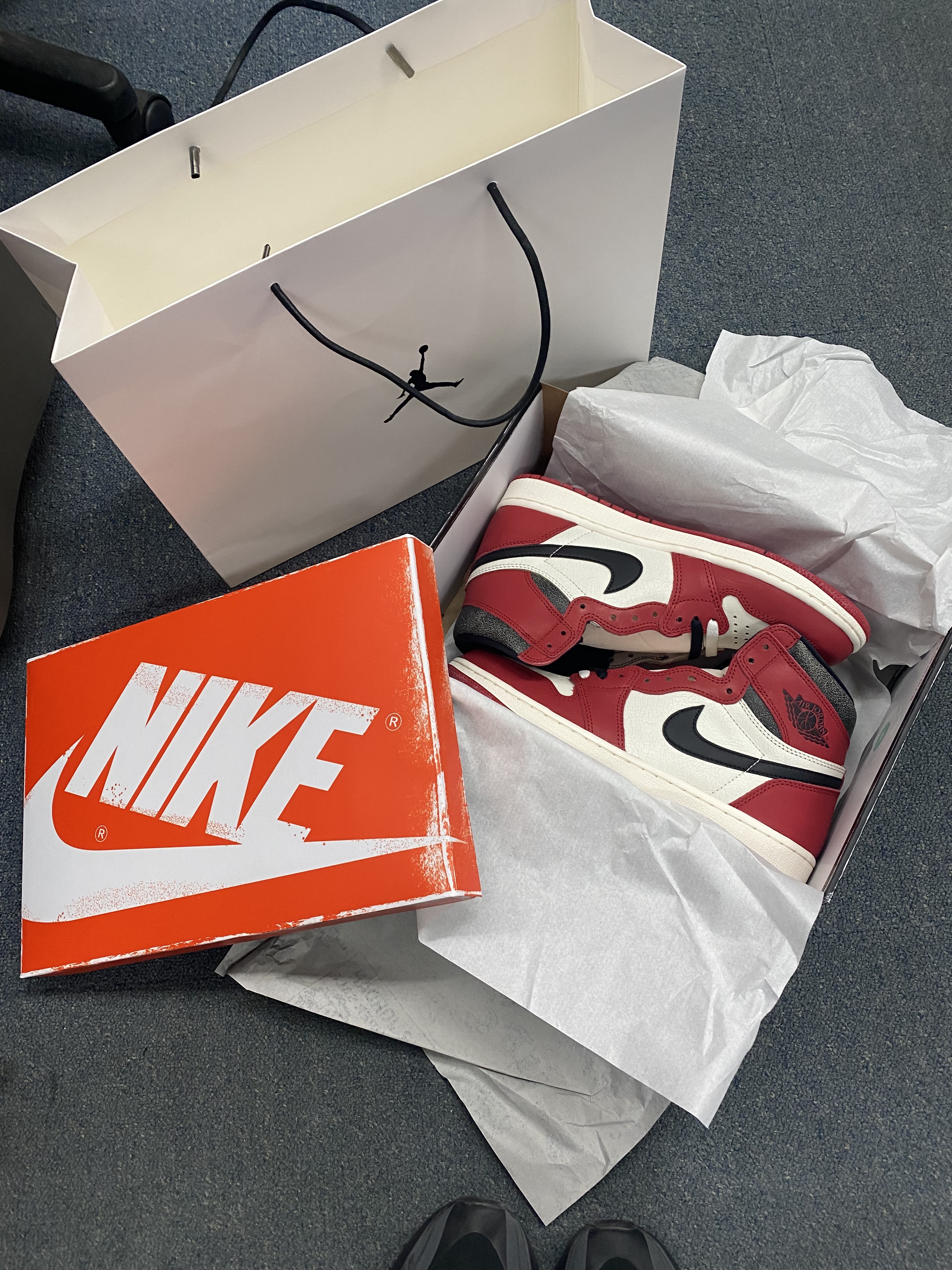 Jordan 1 Retro High OG Chicago 2022, Adidas Yeezy Boost 700 MNVN Triple Black 착용 스타일