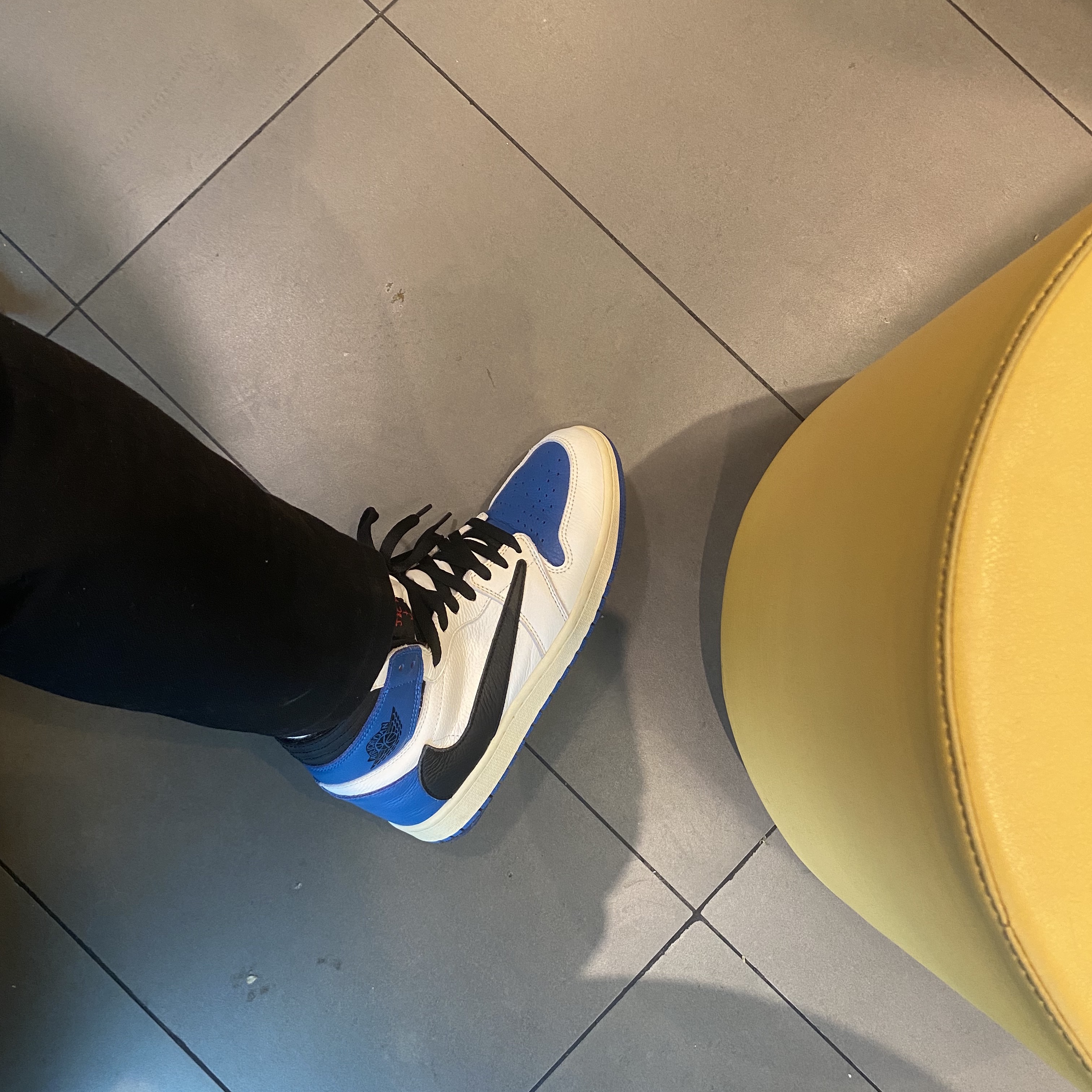 Jordan 1 x Travis Scott x Fragment Retro High OG SP Military Blue 착용 스타일 - 2