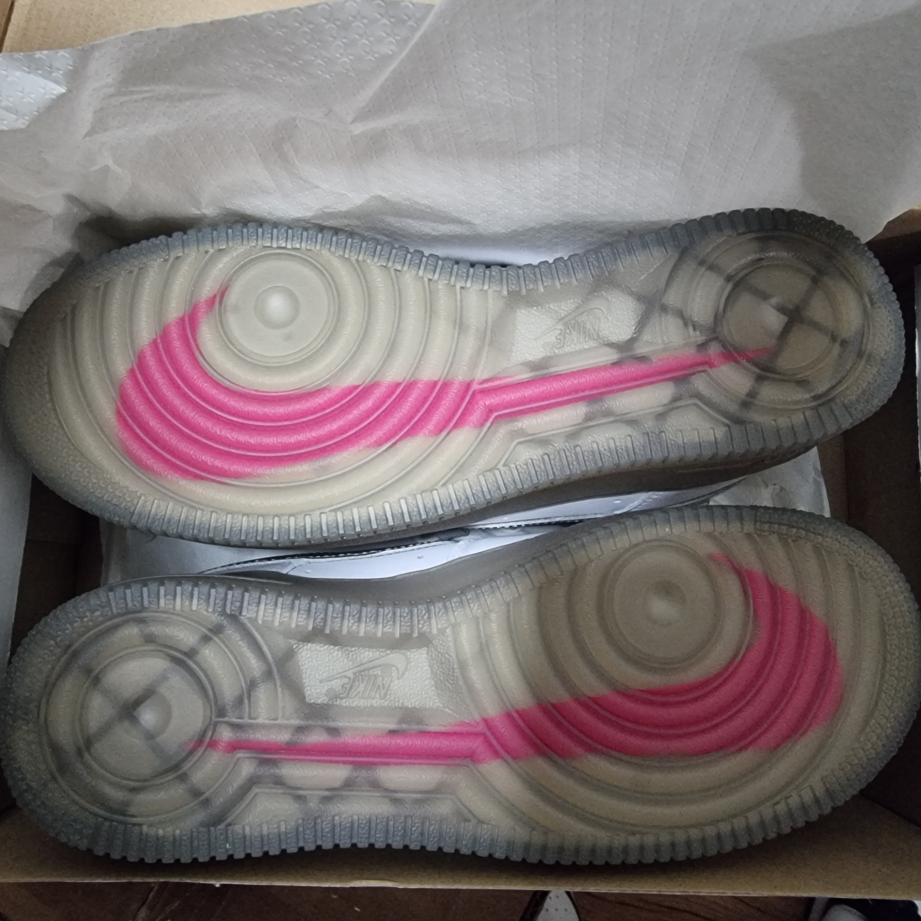 Nike Air Force 1 '07 PRM Metallic Silver 착용 스타일