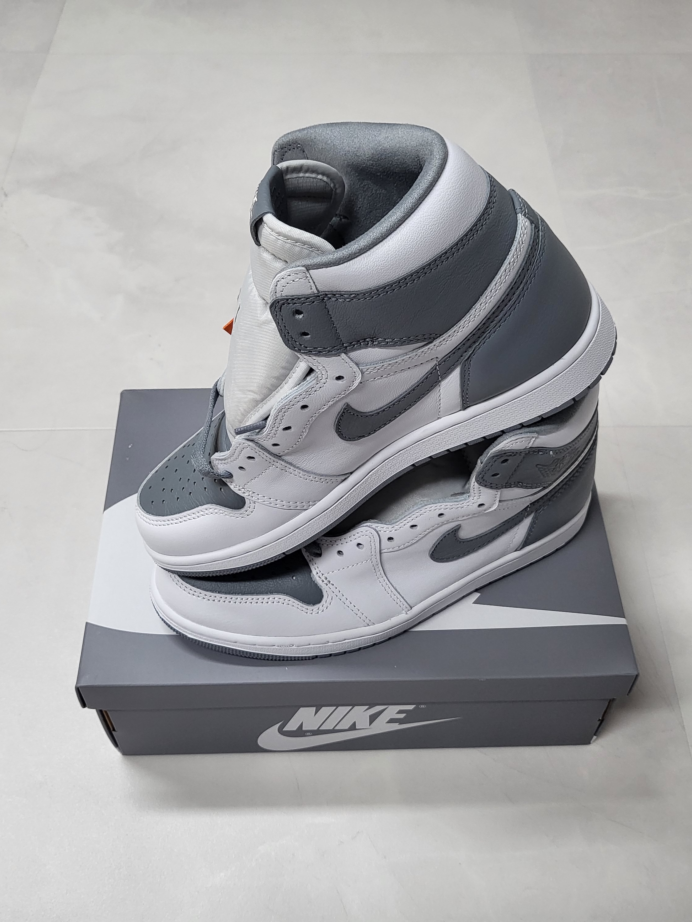 Jordan 1 Retro High OG Stealth 착용 스타일 - 1