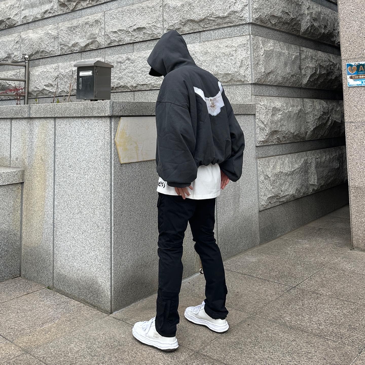 Yeezy Gap Engineered By Balenciaga Dove Hoodie Black, Yeezy Gap Engineered By Balenciaga Flame Cap Black 착용 스타일 - 2