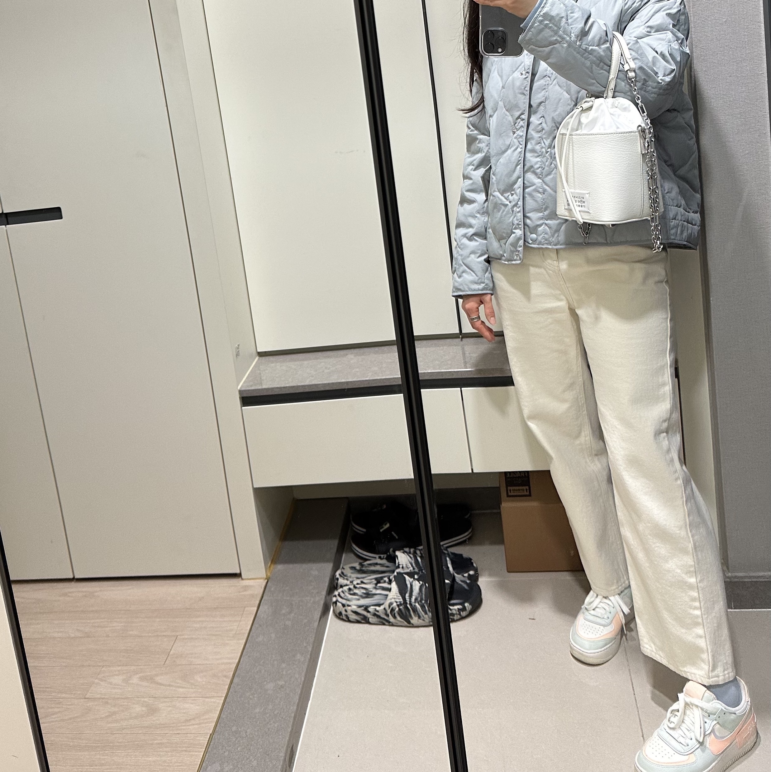 (W) Nike Air Force 1 Shadow Barely Green Crimson Tint, Maison Margiela Textured Leather Bucket Bag White 착용 스타일
