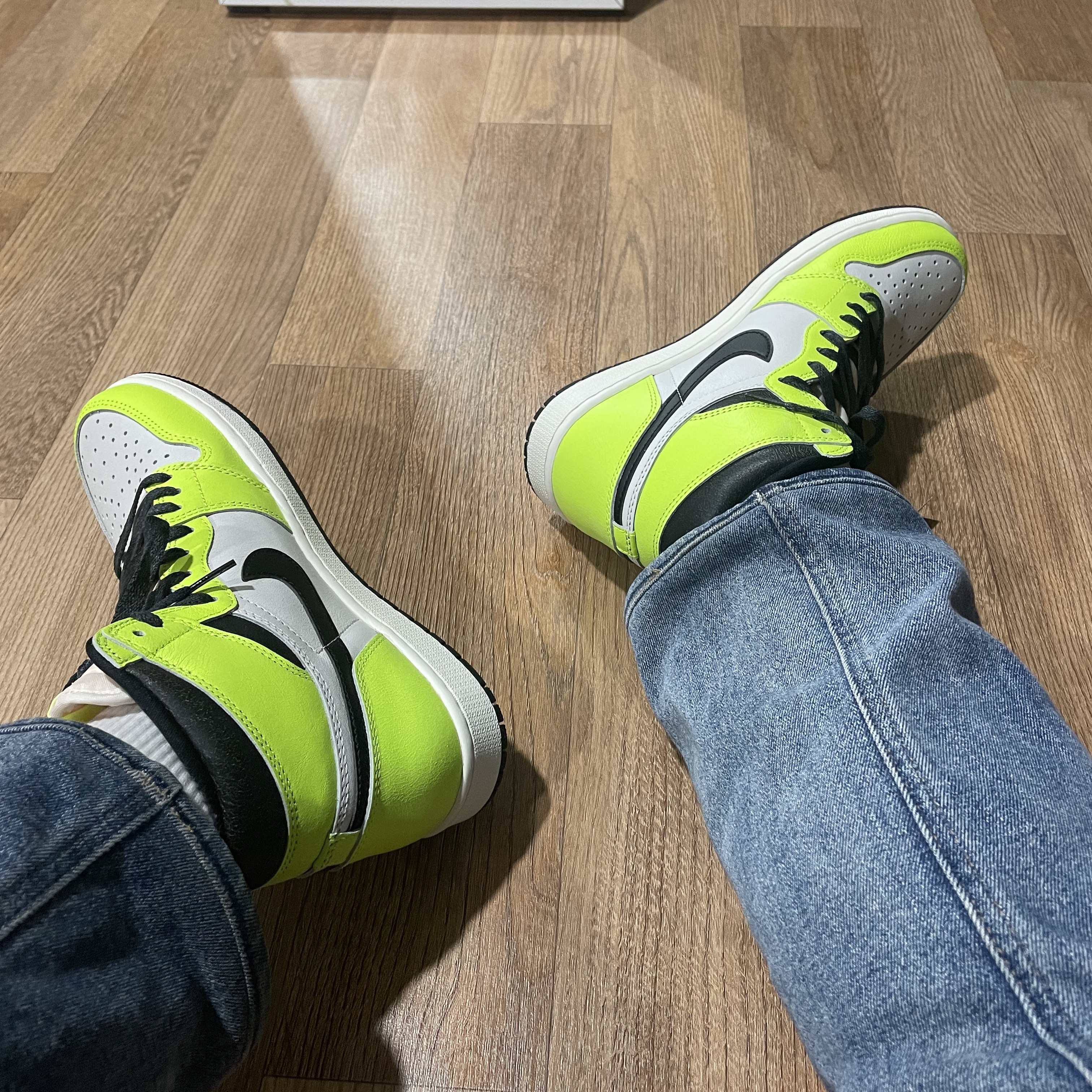 Jordan 1 Retro High OG Volt 착용 스타일 - 1